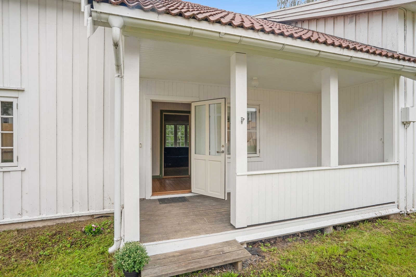 Overbygget inngangsparti med terrasse med skygge for de varmeste dagene. Galleribilde