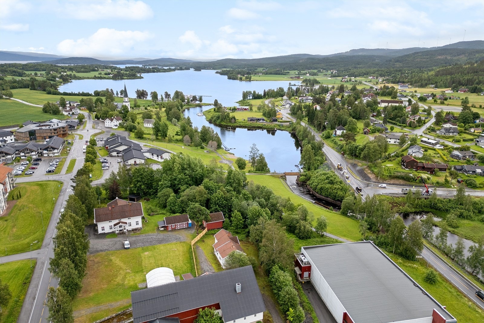 Eiendommen er en del av den tidligere prestegården midt i Sand sentrum. Galleribilde