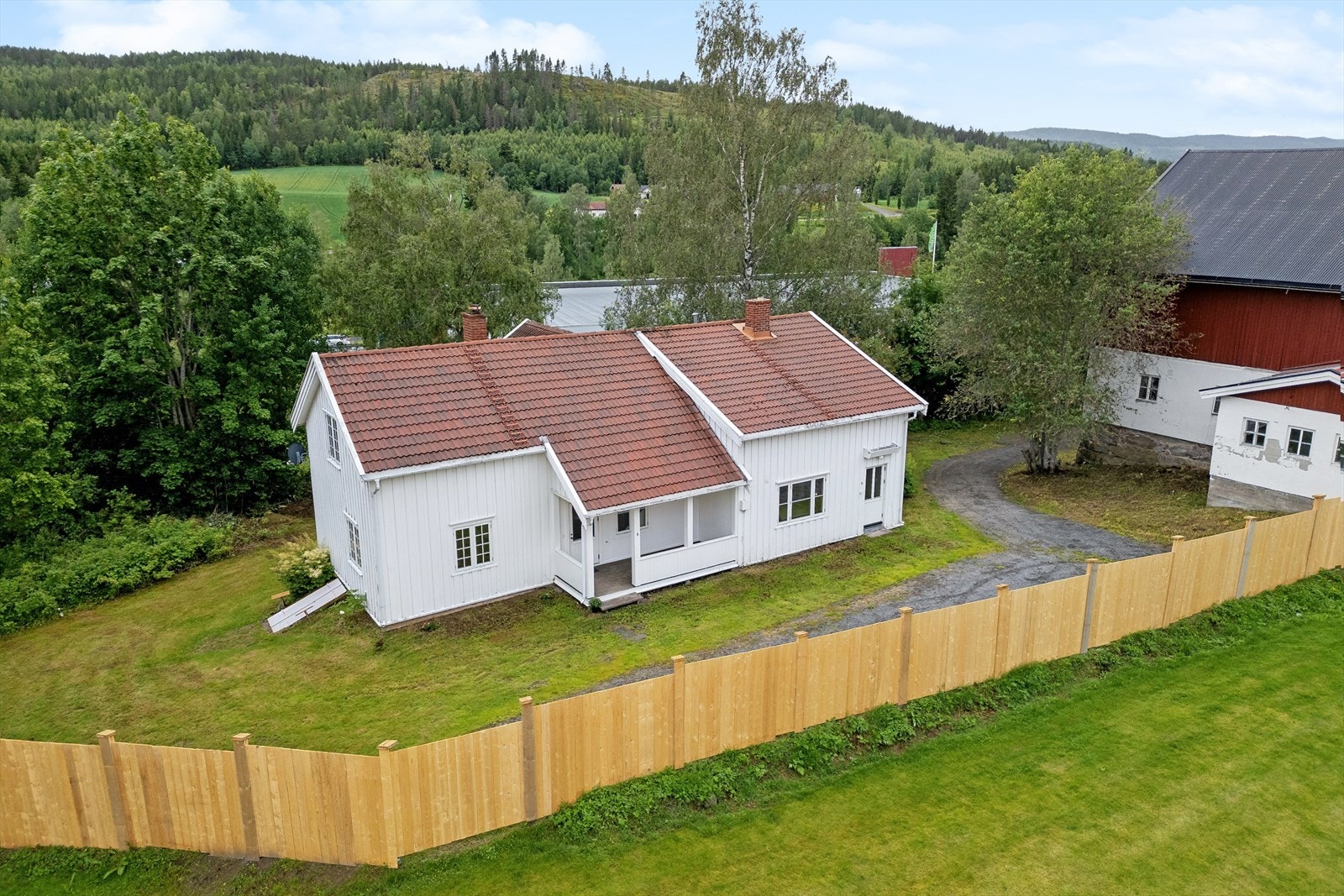 Boligen ligger midt i Sand sentrum, men likevel tilbaketrukket og skjermet. Galleribilde