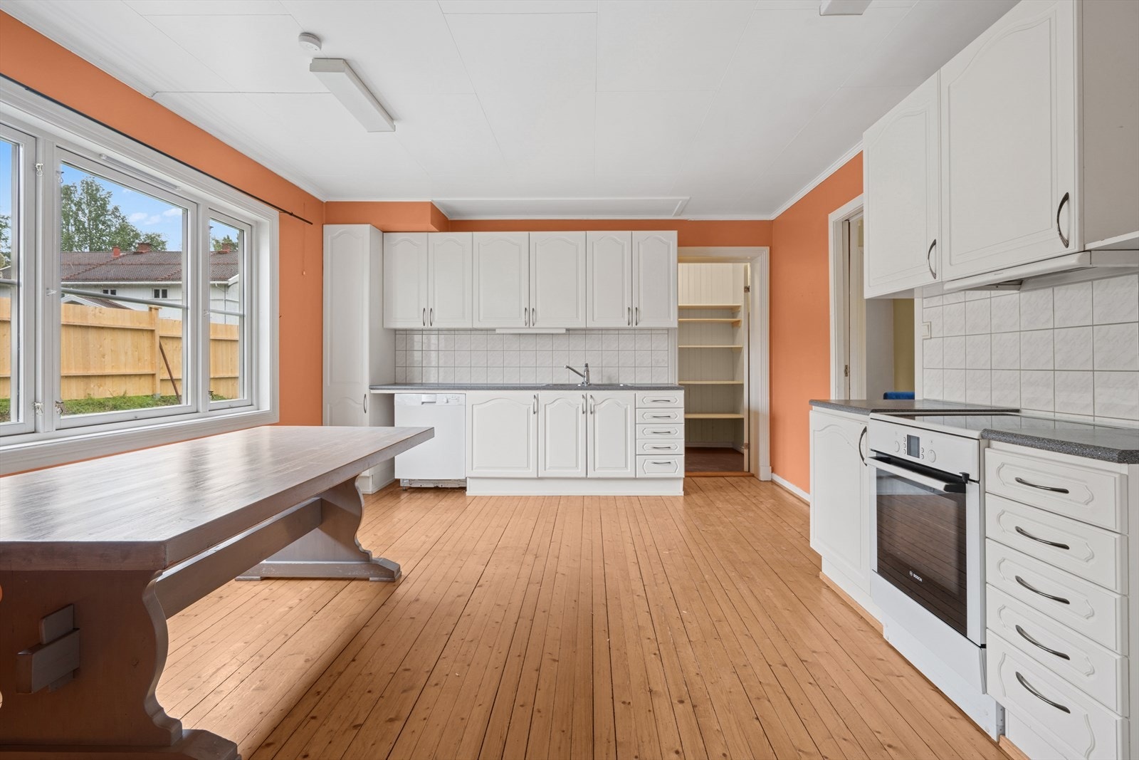 Meget romslig kjøkken som har godt med rom for en spiseplass. Galleribilde