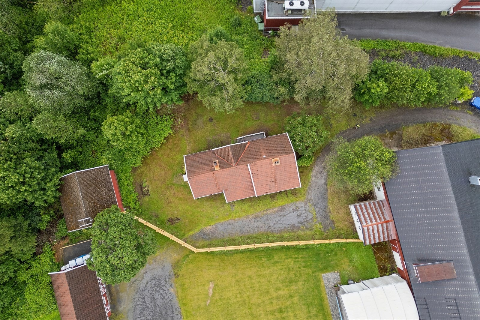 Romslig tomt som har godt med tumleplass. Galleribilde