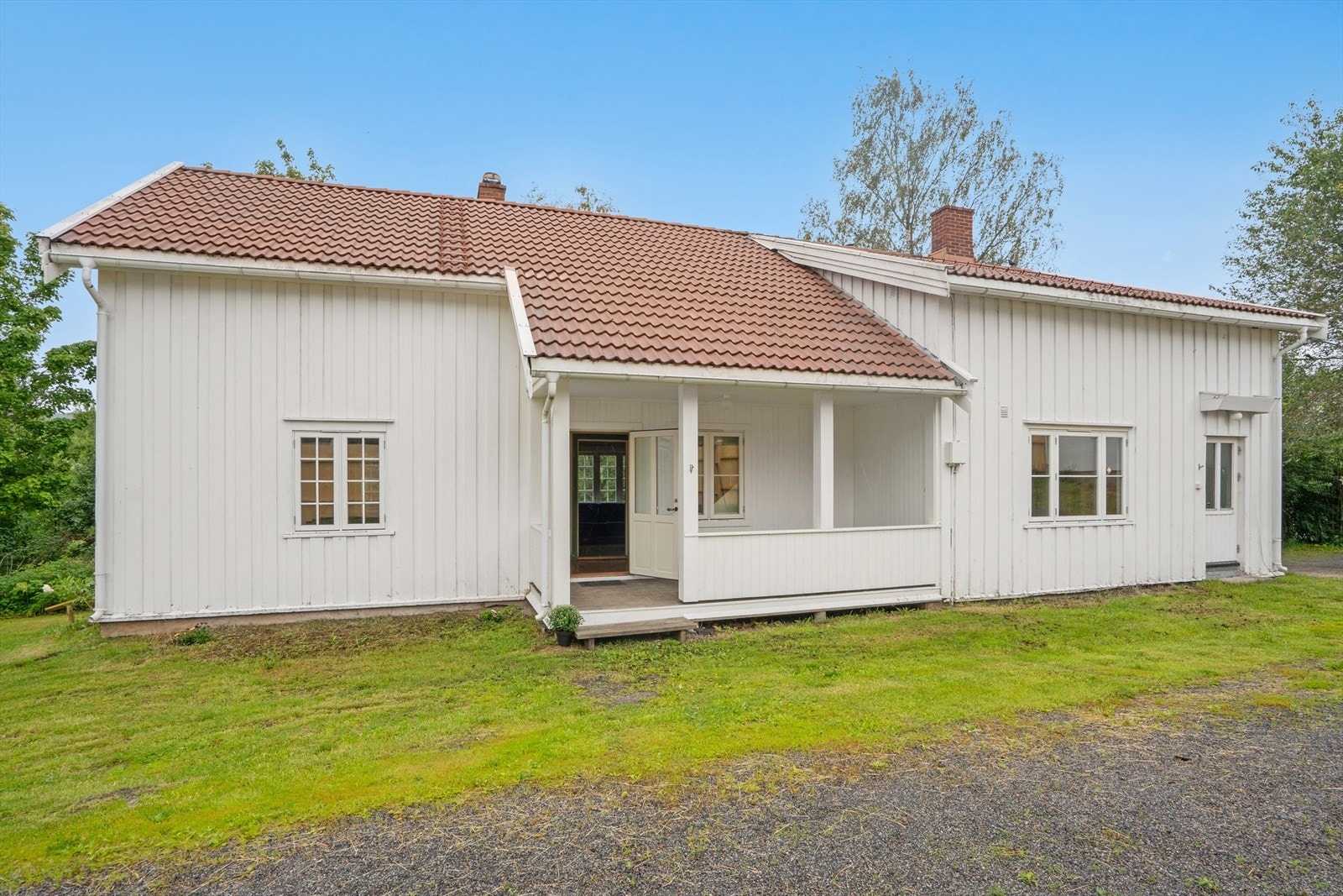 Taket er belagt med takstein. Galleribilde