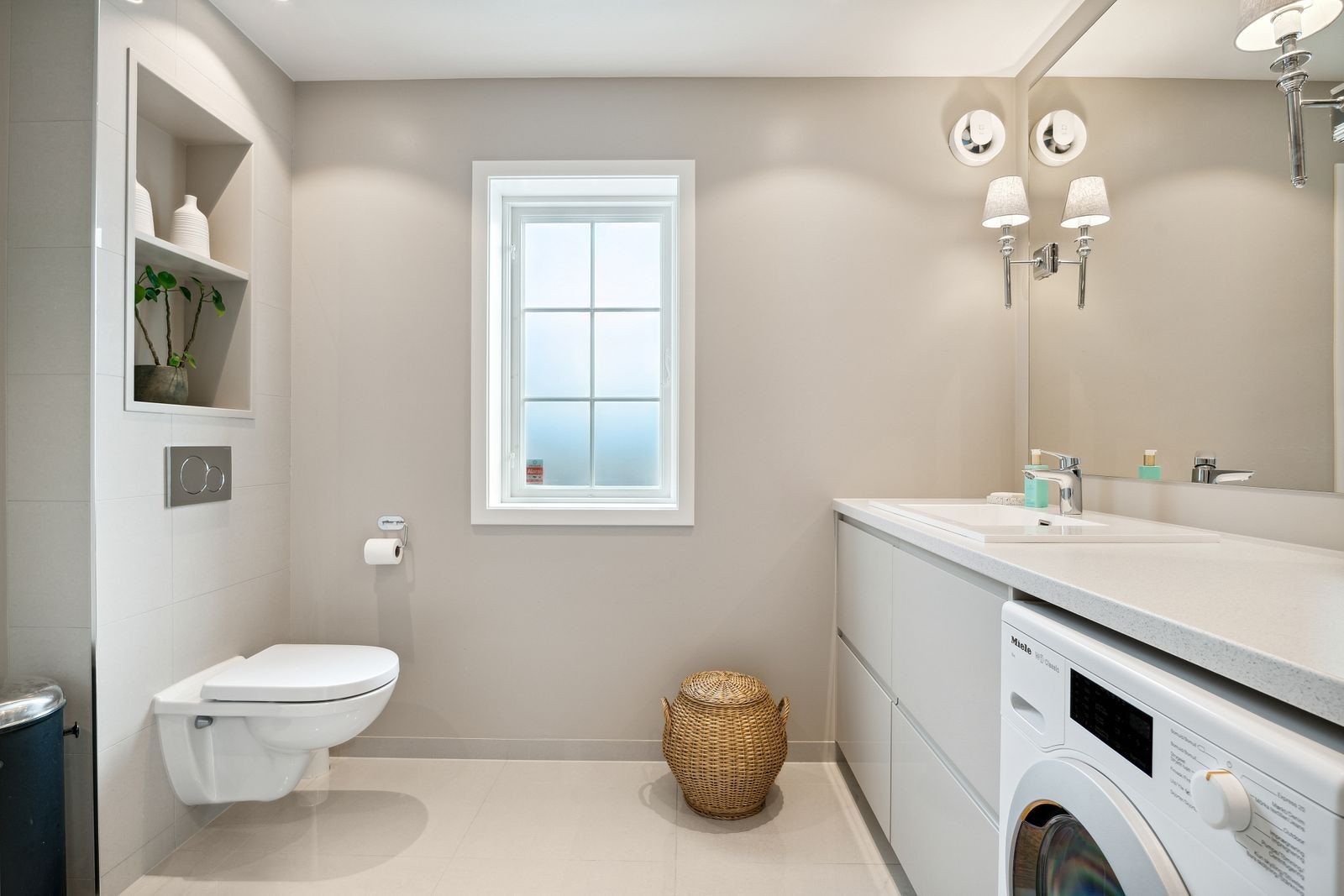 Bad i 1. etg med dusj, wc og vaskemaksin/trommel. Galleribilde