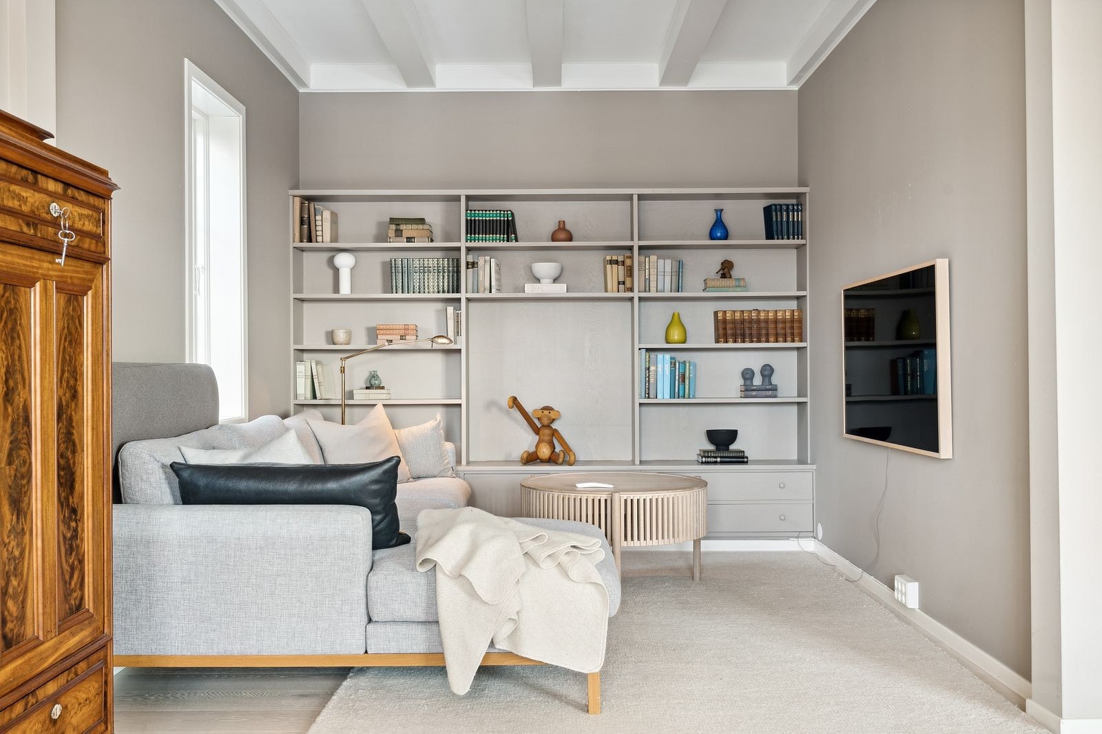 Skjermet tv stue som er endel av stuen Galleribilde