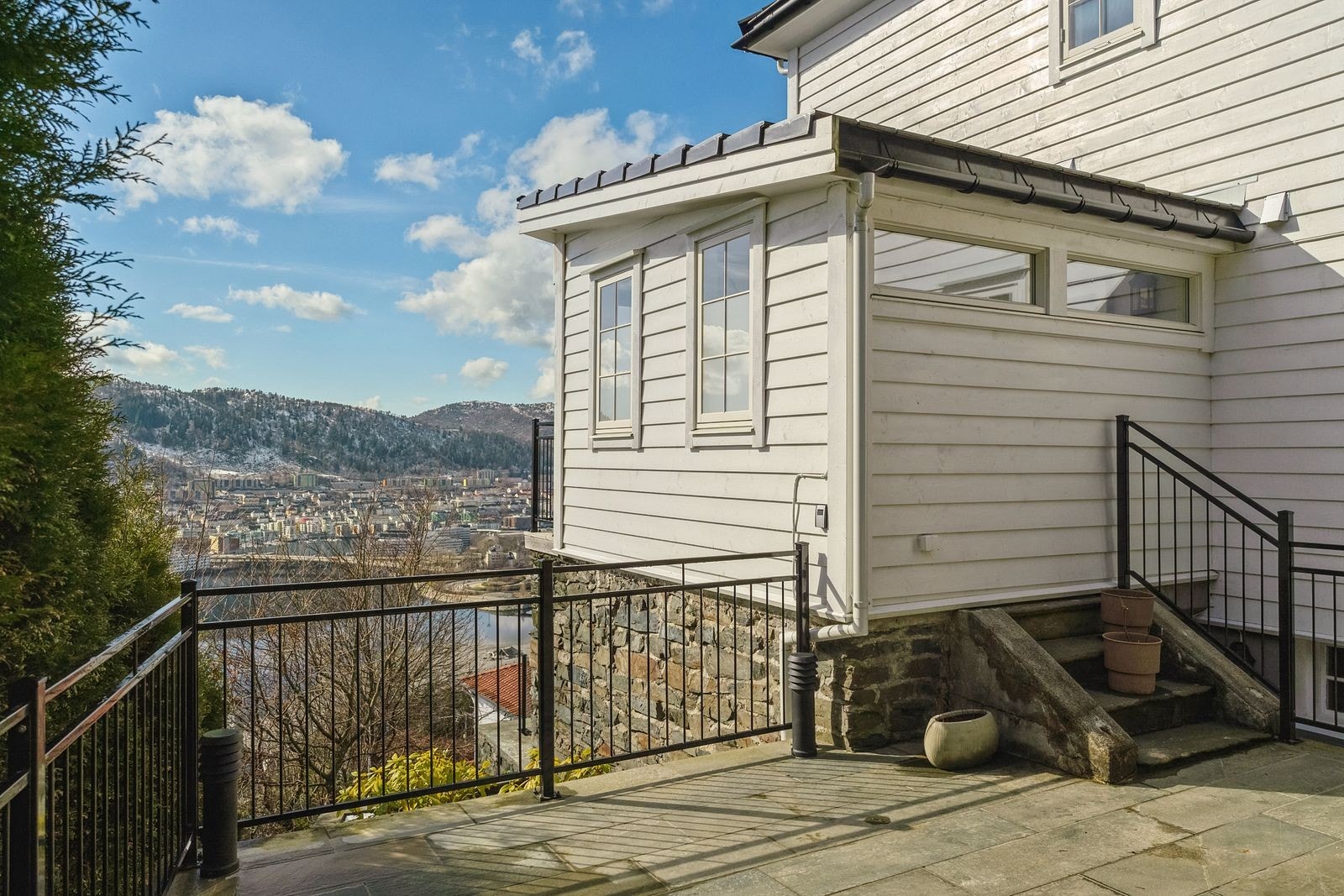 Uteplass på baksiden av boligen. Galleribilde