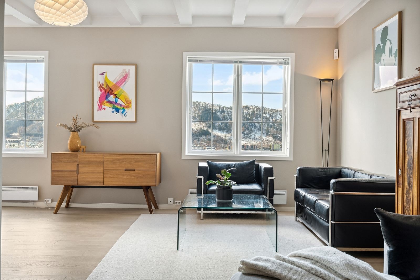 Stue, gode vindusflater med storslått utsikt Galleribilde