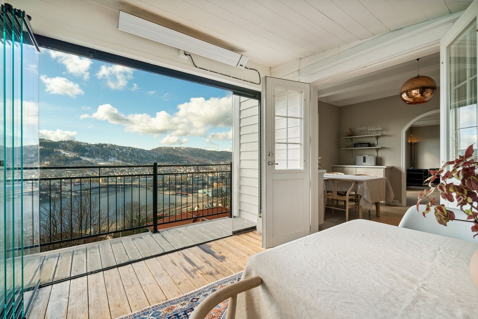 Lekker vinterhage med glassdører som kan trekkes til siden. Balkong utenfor. Galleribilde