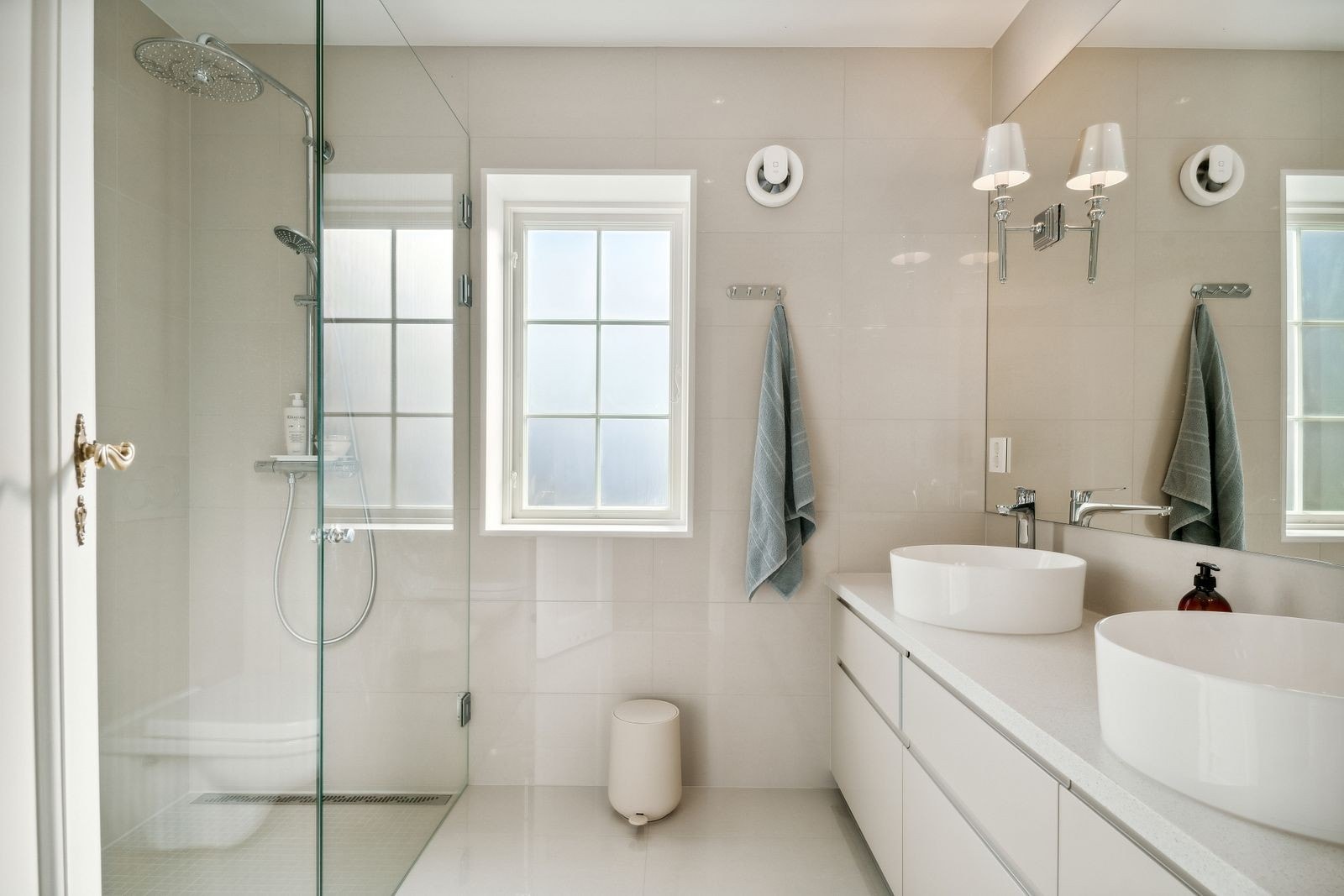 Bad i 2. etg, med dobbel vask, wc og dusj Galleribilde