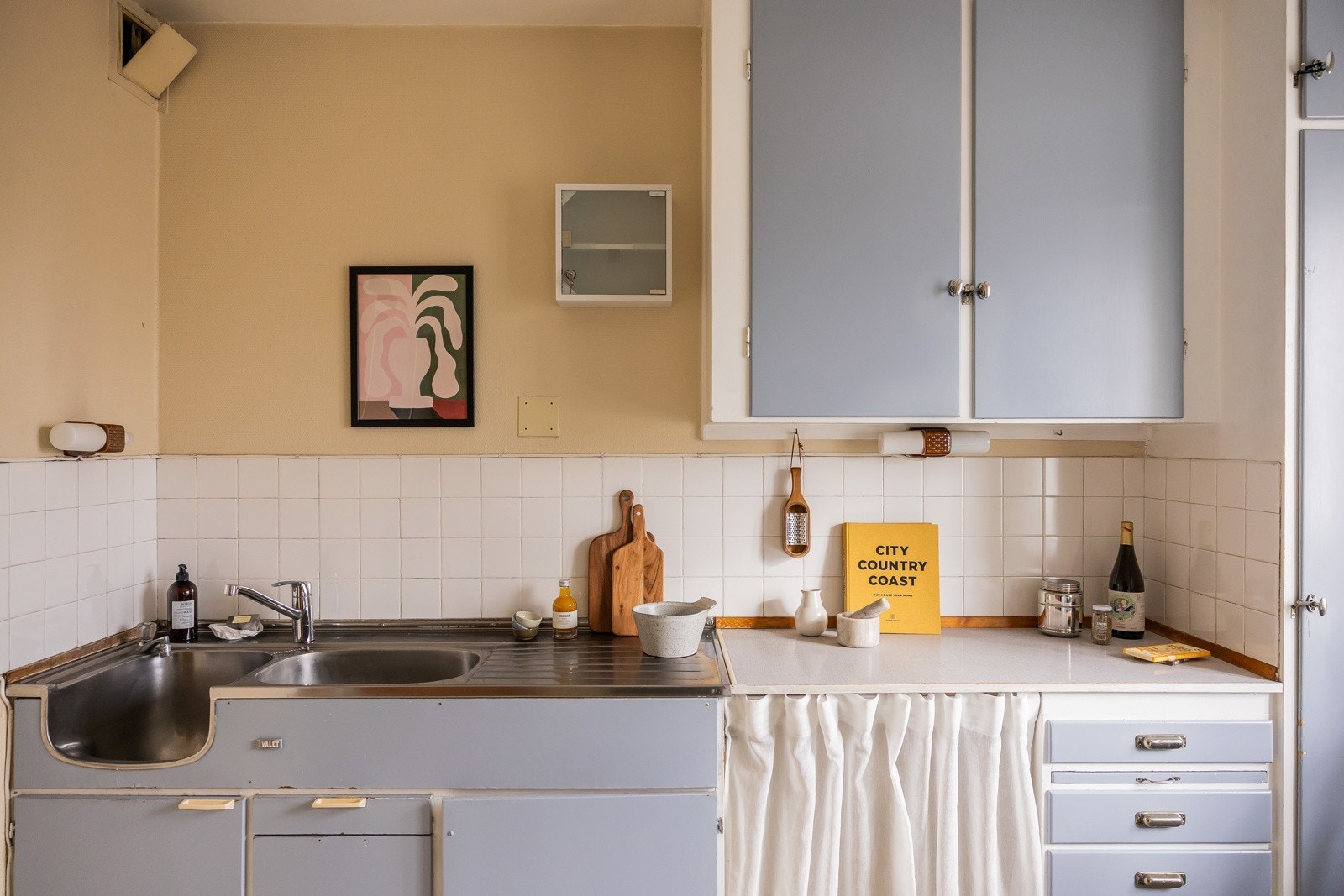 Innredningen har malte fronter, laminat benkeplate og automatisk vannstopper. Galleribilde