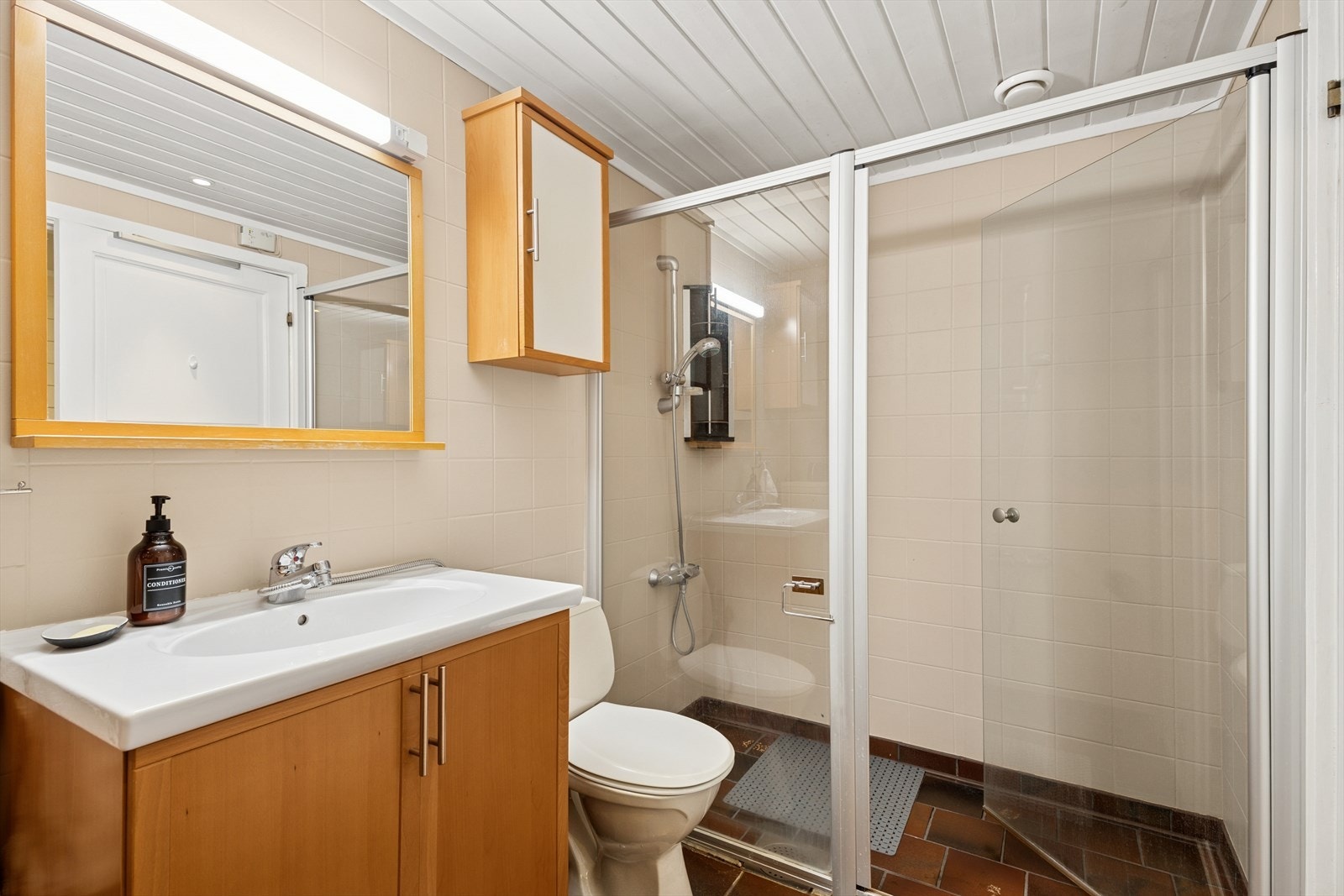 Badet har både flislagte vegger og gulv, med varmekabler i gulv. Galleribilde