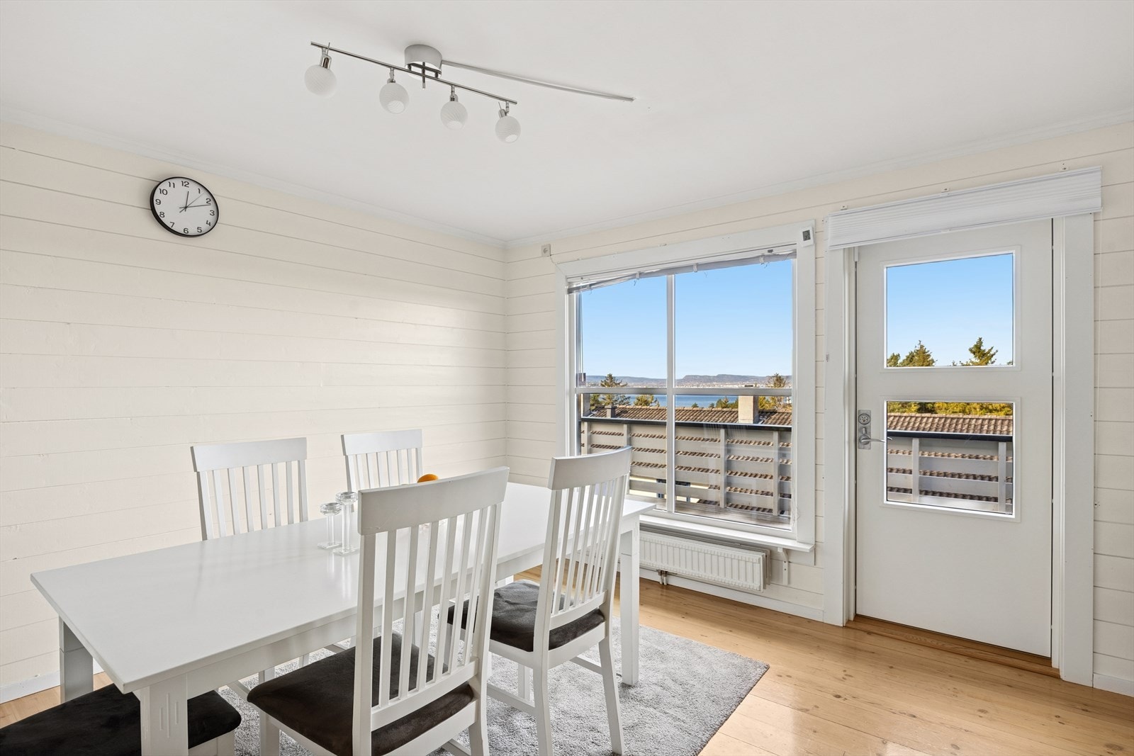 Spiseplassen er praktisk plassert ved kjøkkenet, noe som skaper en sosial og funksjonell sone. Galleribilde