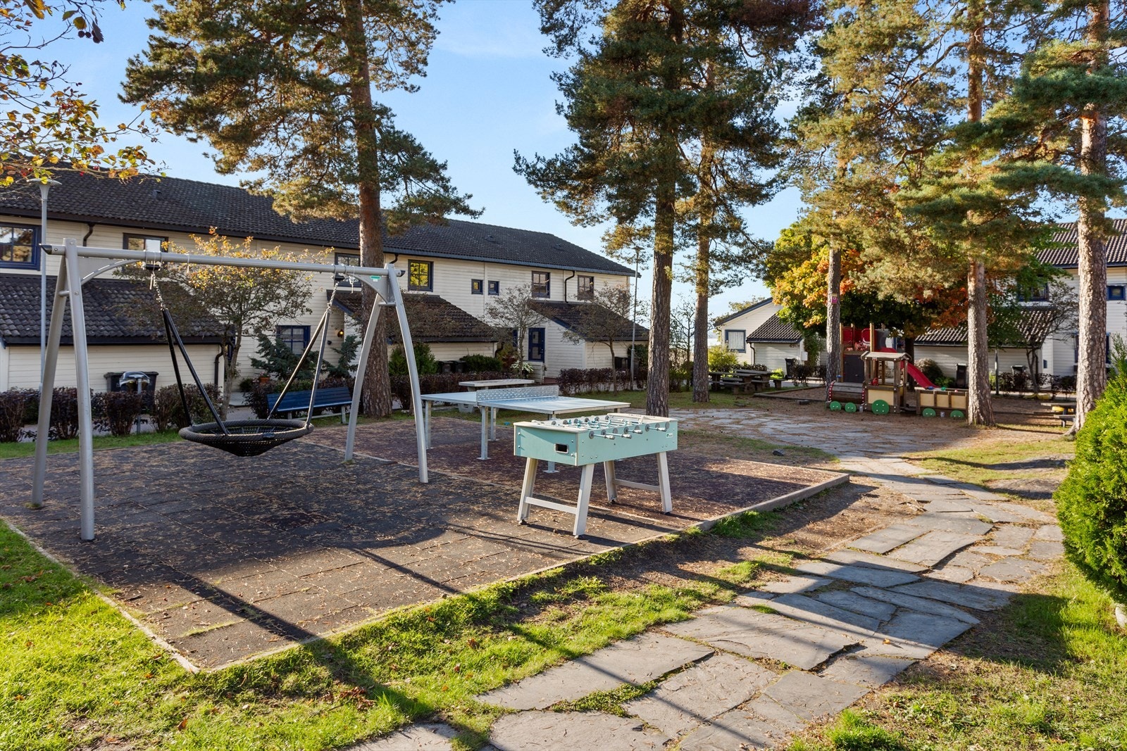 Flotte lekeplasser på borettslagets område for barna å utfolde seg i. Galleribilde