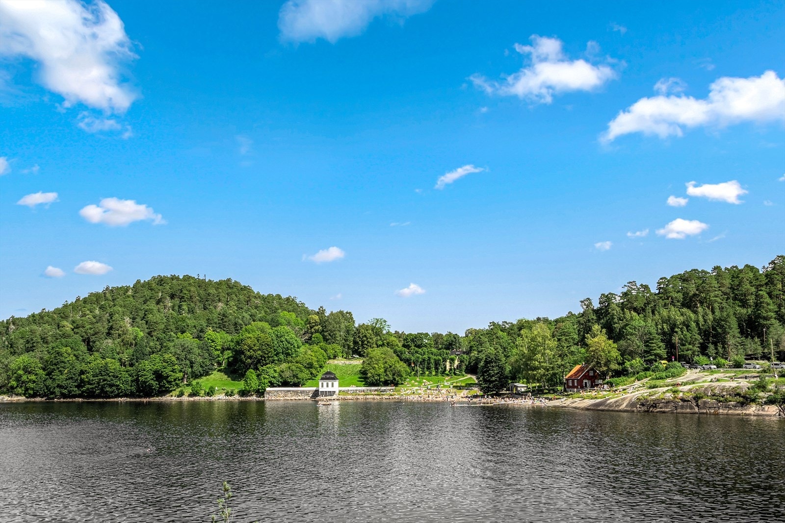 Hvervenbukta, et av Oslos mest populære badestrender ligger en kort gå eller kjøretur unna boligen. Galleribilde