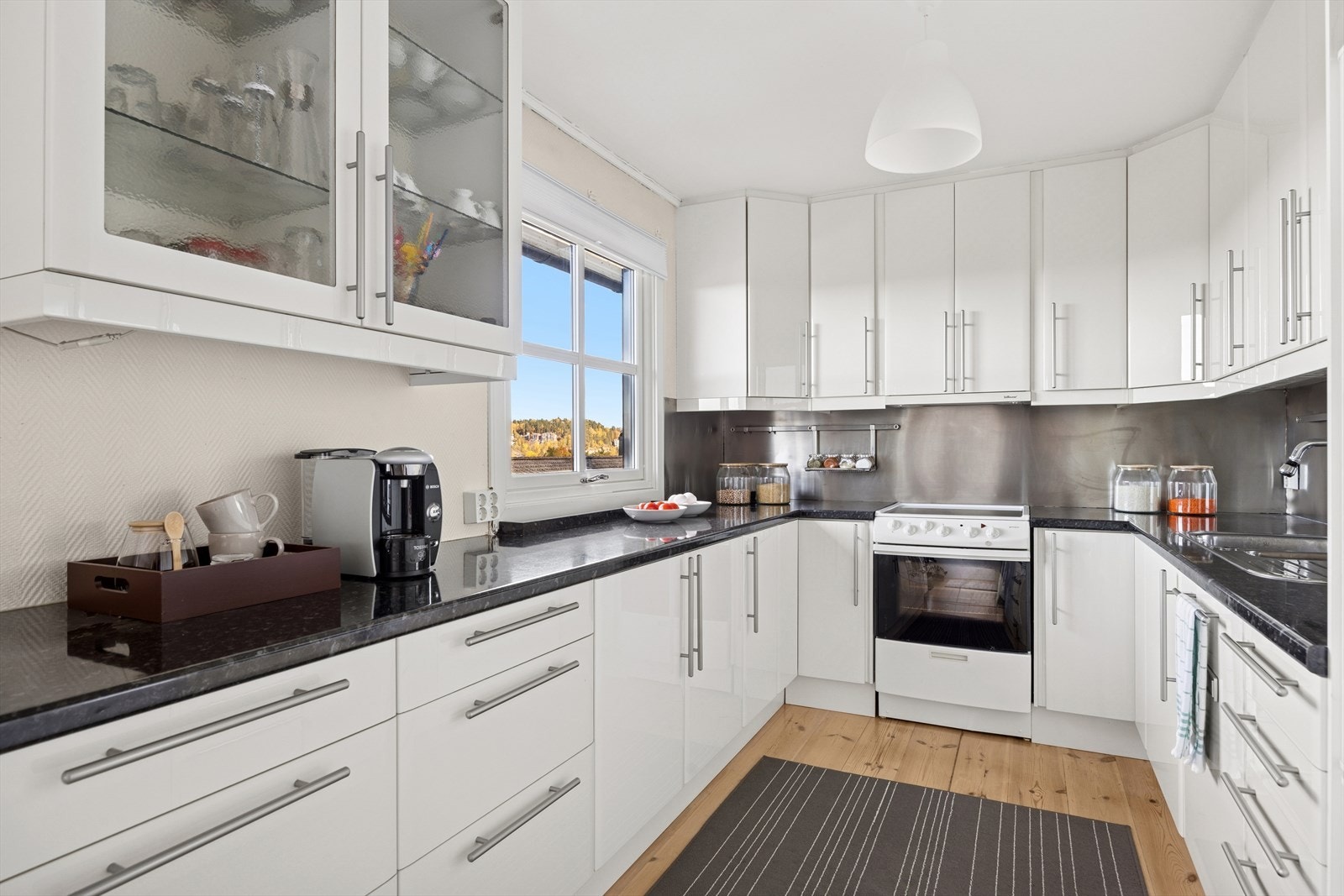 Det er integrert 1 ½ oppvaskkum med benkebeslag, kjøkkenventilator i stål/glass, samt plass til frittstående komfyr, oppvaskmaskin og kjøl-/fryseskap. Perfekt kjøkken for deg som elsker å lage mat og trenger god plass til forberedelser. Galleribilde