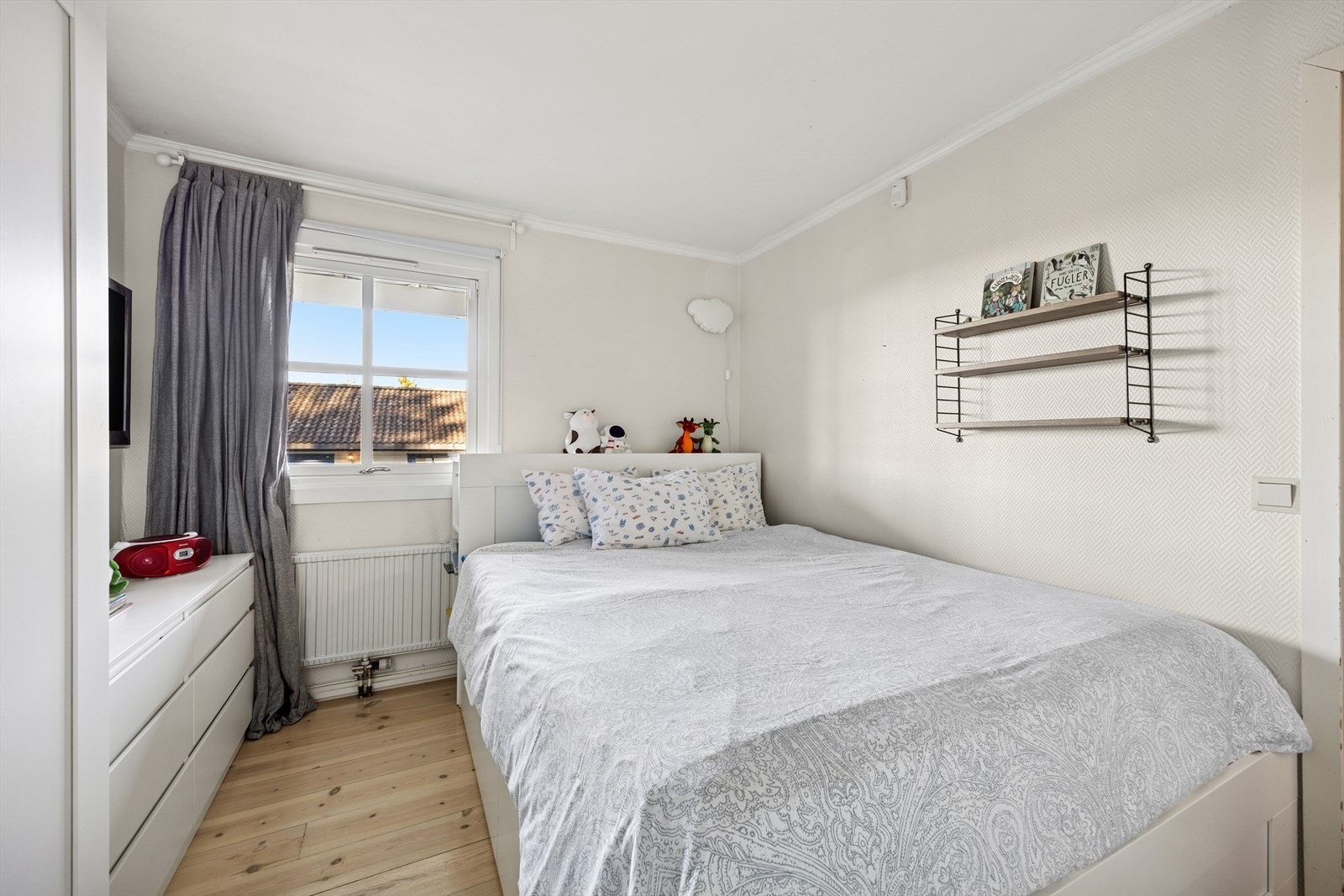 Det andre soverommet har tilsvarende plass til dobbeltseng og møblement, samt fleksible løsninger for kommode eller skap som gir gode oppbevaringsmuligheter. Galleribilde