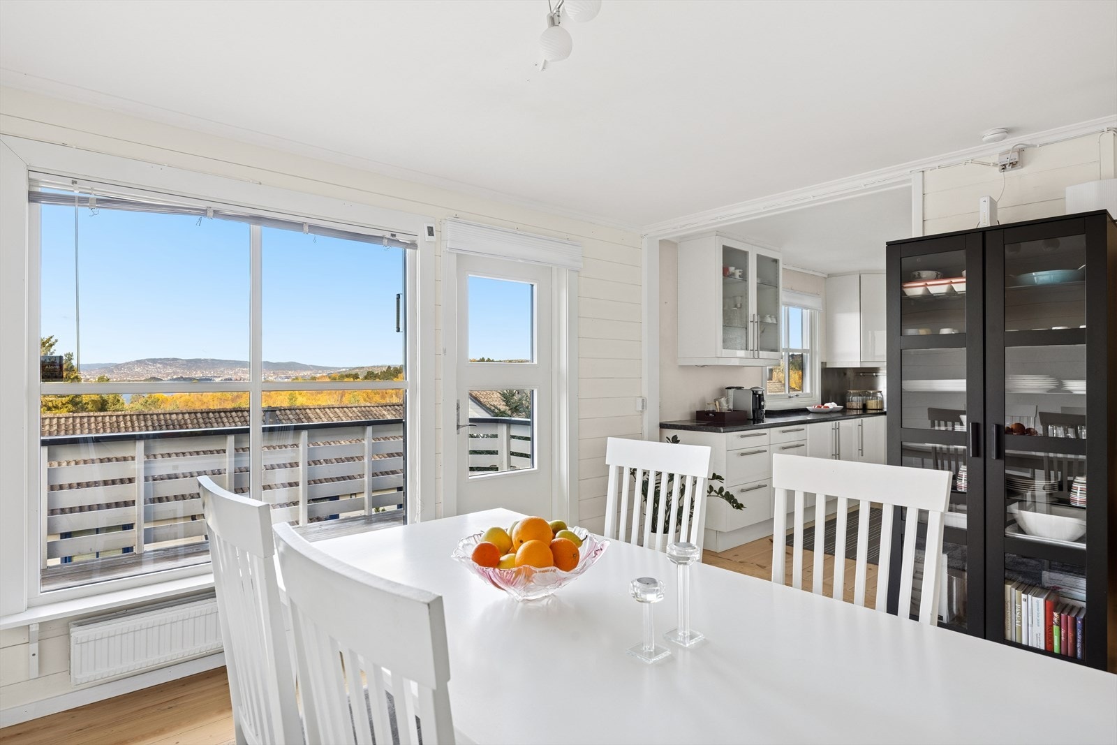 Kjøkkenet er lyst og har et moderne preg, med en delvis åpen løsning mot stuen som gir god arealutnyttelse og en sosial atmosfære. Galleribilde