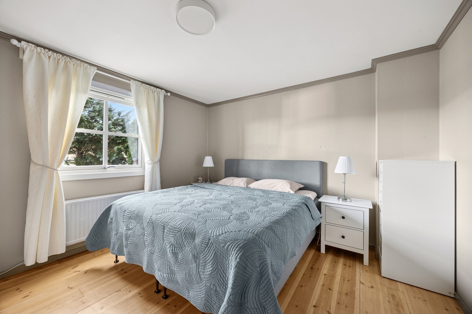 Hovedsoverommet byr på god plass til dobbeltseng med tilhørende møbler, og det er også rom for kommode eller garderobeskap etter behov. Galleribilde