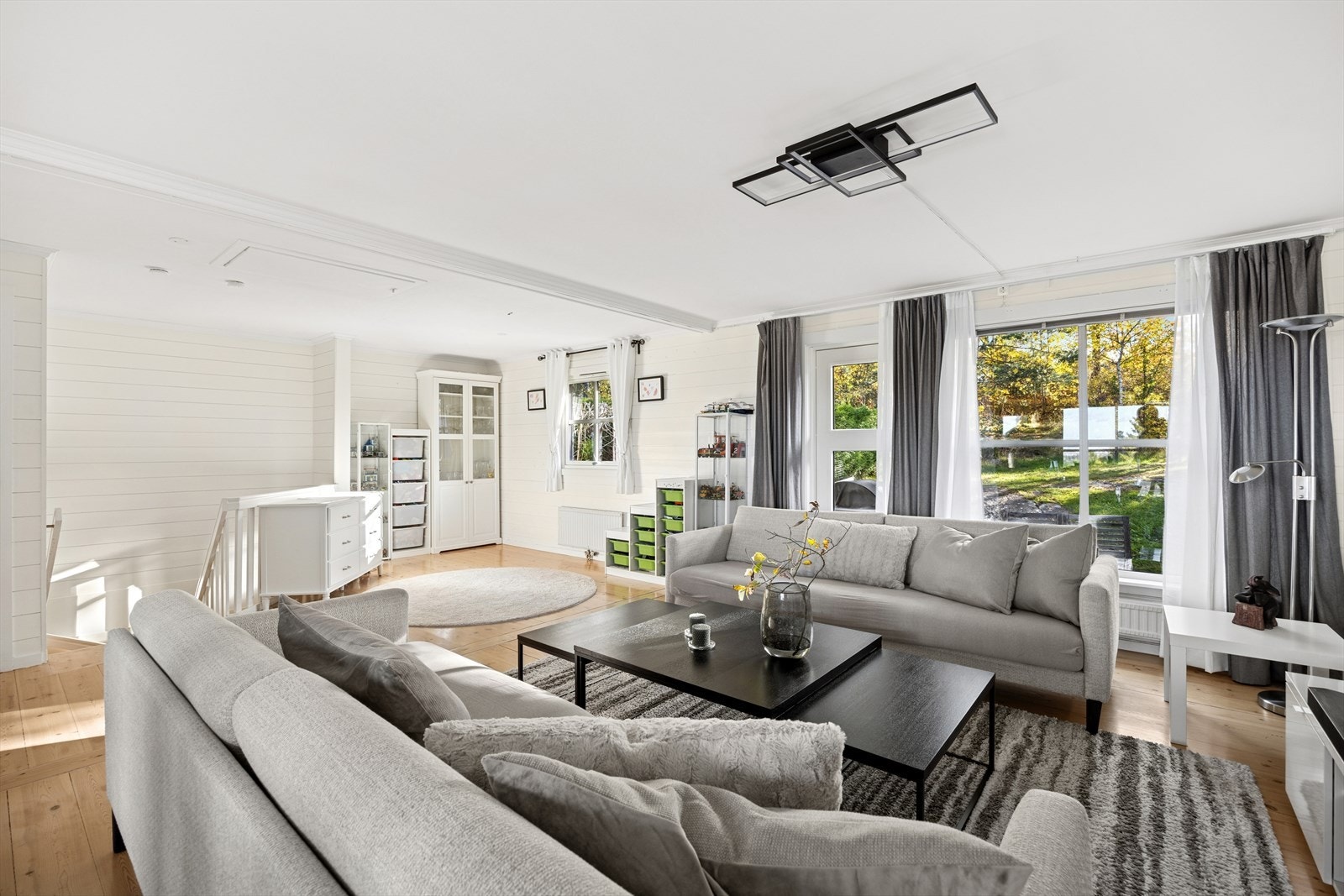 Fra stuen har du direkte utgang til uteplasser på både vest- og østsiden av boligen.
Det er mulig å reetablere et soverom, for å få 3 soverom totalt. Galleribilde