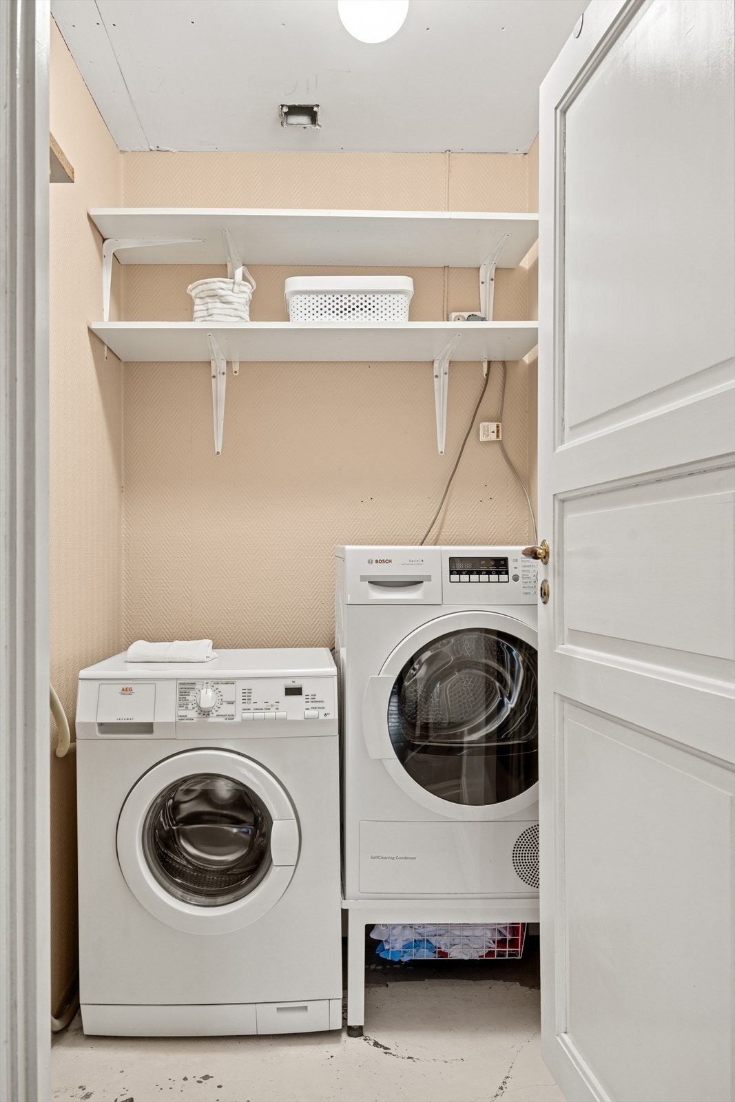 Boligen disponerer også en bod som har blitt omgjort til et vaskerom, her får du plass til både vaskemaskin og tørketrommel. Galleribilde
