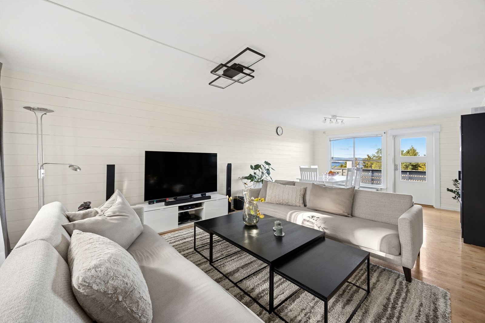 Velkommen til Gamlelinja 6E - Flott enderekkehus med flere uteplasser, hage og fjordutsikt. Galleribilde