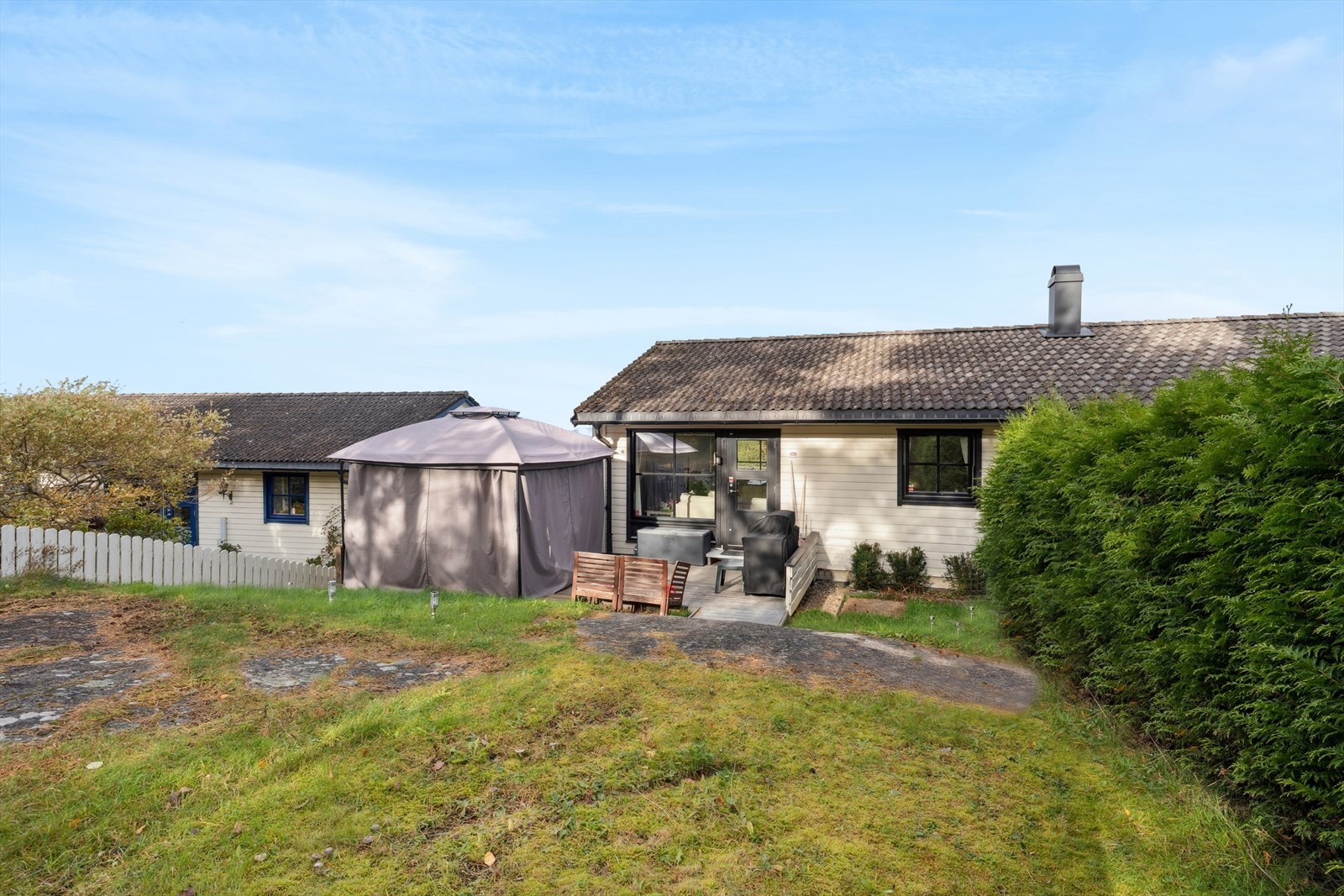 Her får du et meget attraktivt og innholdsrik enderekkehus over to plan med fantastisk fjordutsikt. Galleribilde