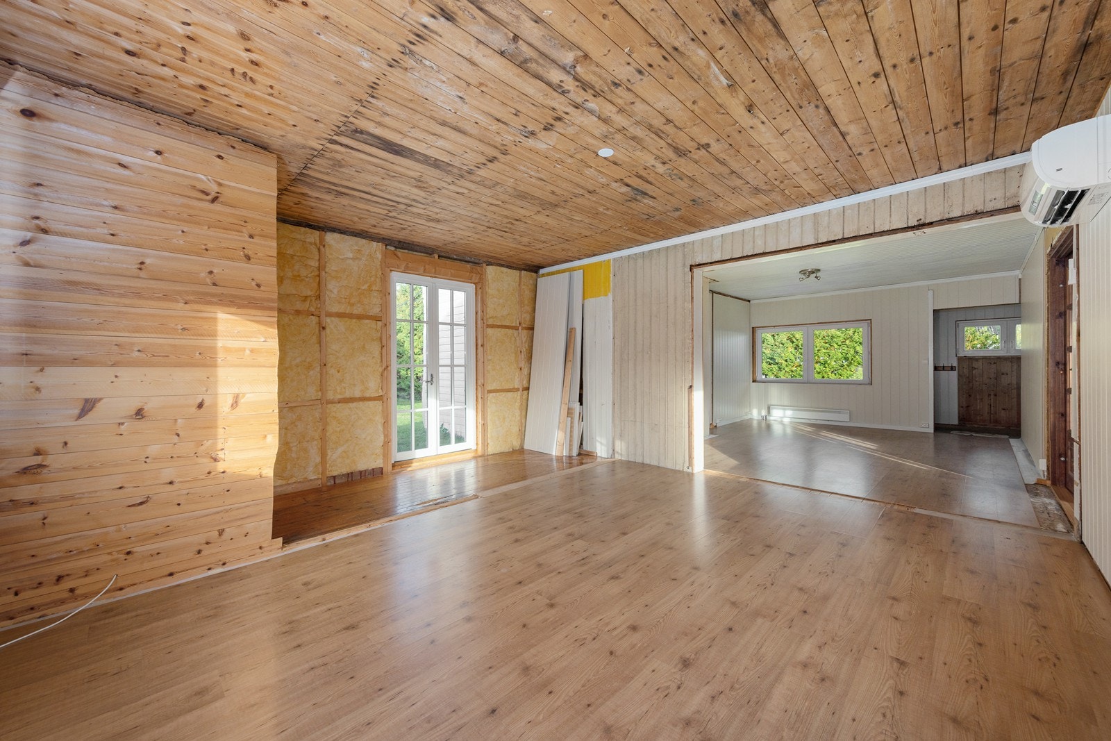 Vinduene og dørene slipper inn mye naturlig lys. Montert varmepumpe i stuen. Galleribilde