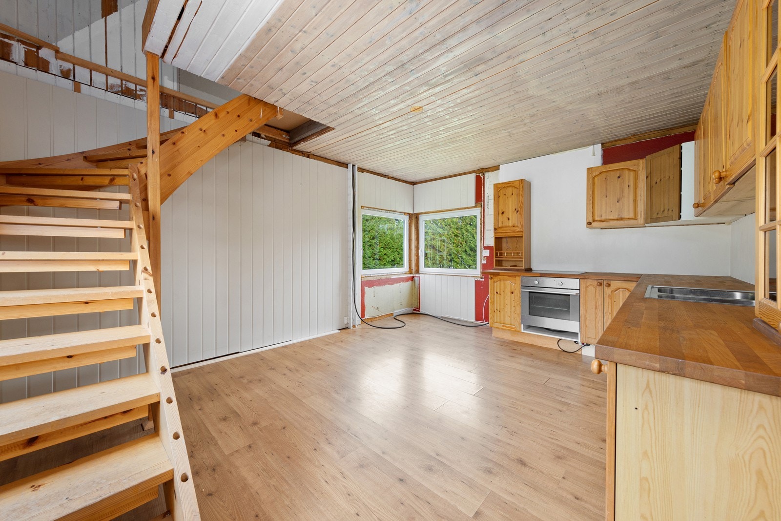 Det er påbegynt oppussing. Romslig kjøkken, med trapp opp til 2.etasje. Galleribilde