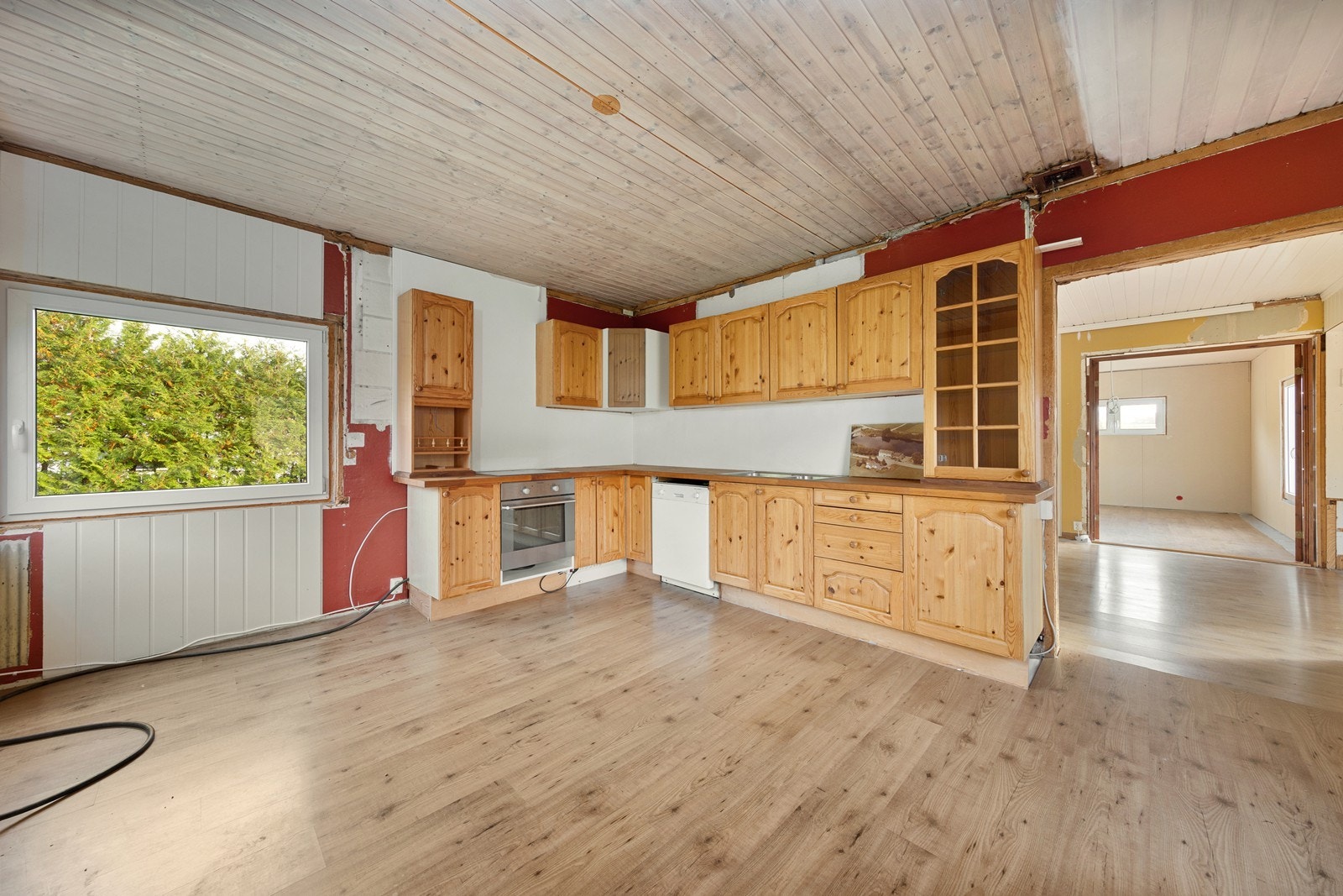 Det er oppvaskmaskin, platetopp og stekeovn. Nedfelt kum/vaskekum. Det er ingen ventilering fra kjøkken. Galleribilde