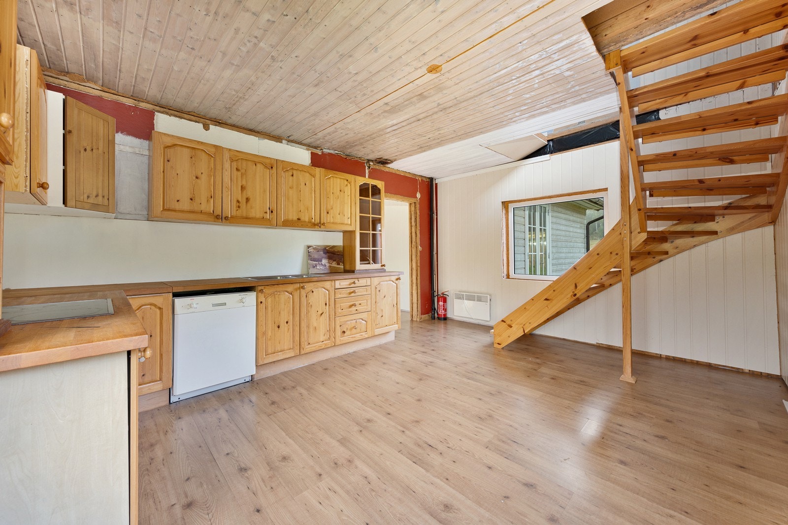 Kjøkkenet har innredning med profilerte furufronter. Benkeplaten er av heltre. Galleribilde