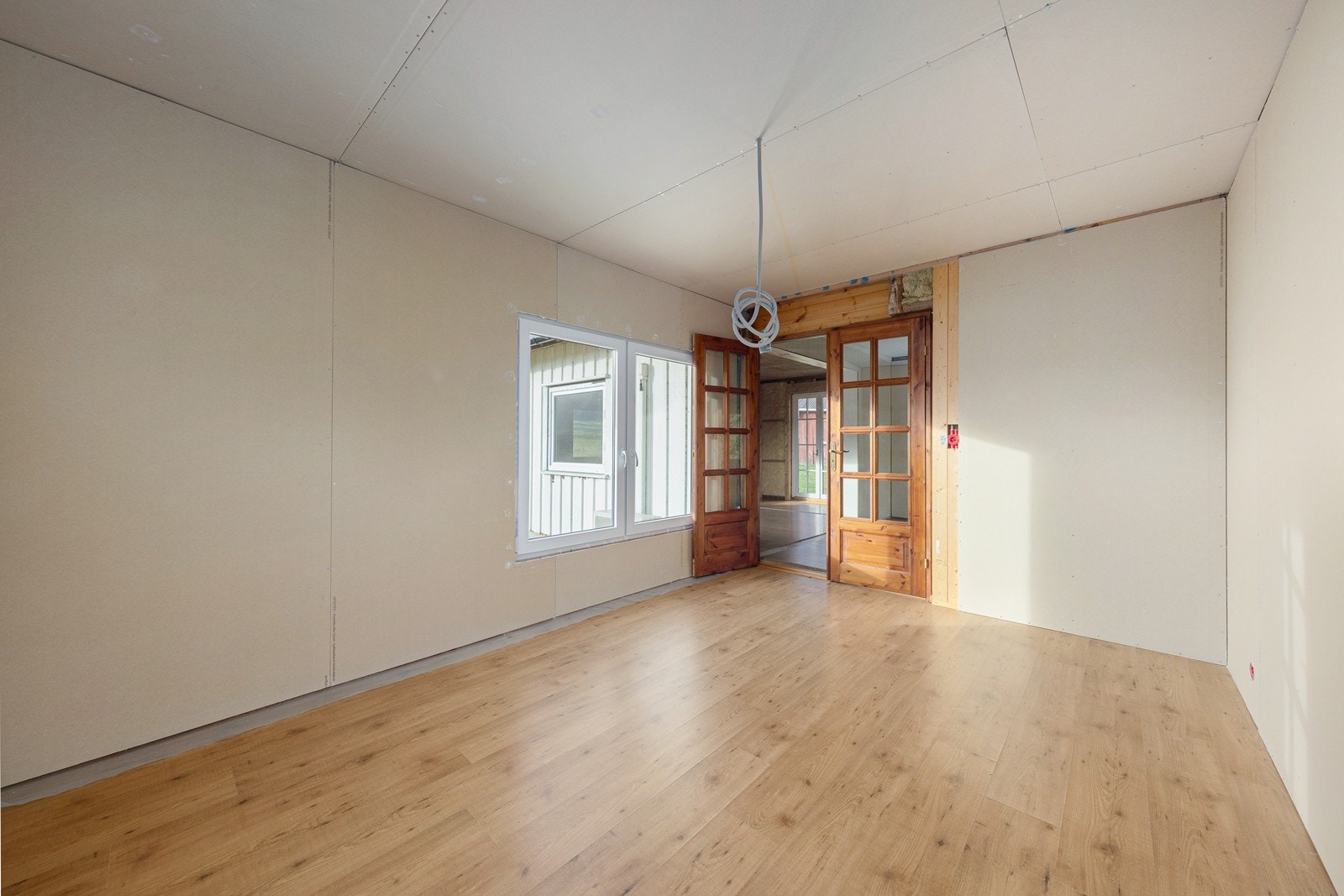 Romslig stue. Galleribilde