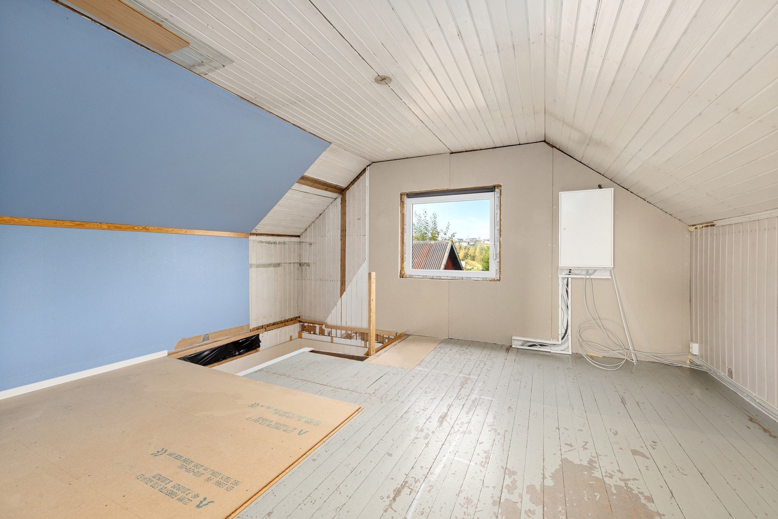 Romslig stue. Galleribilde