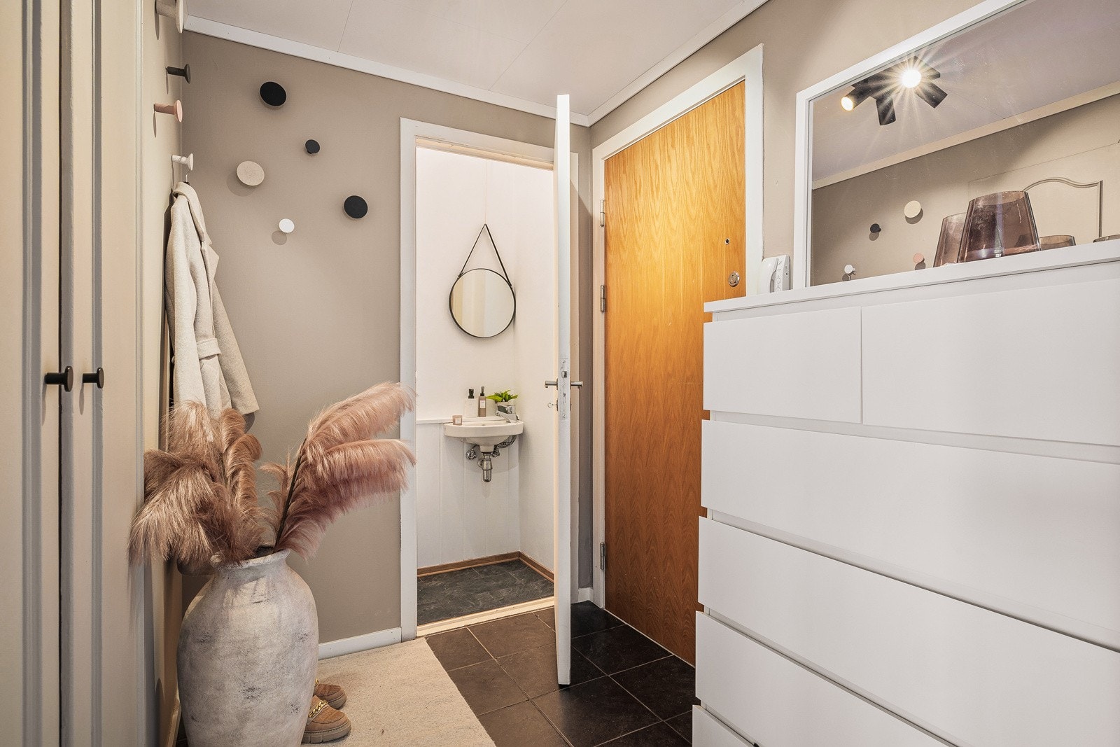- Entréen er innbydende med flislagt gulv, innebygget garderobe og plass til enkel møblering - Galleribilde