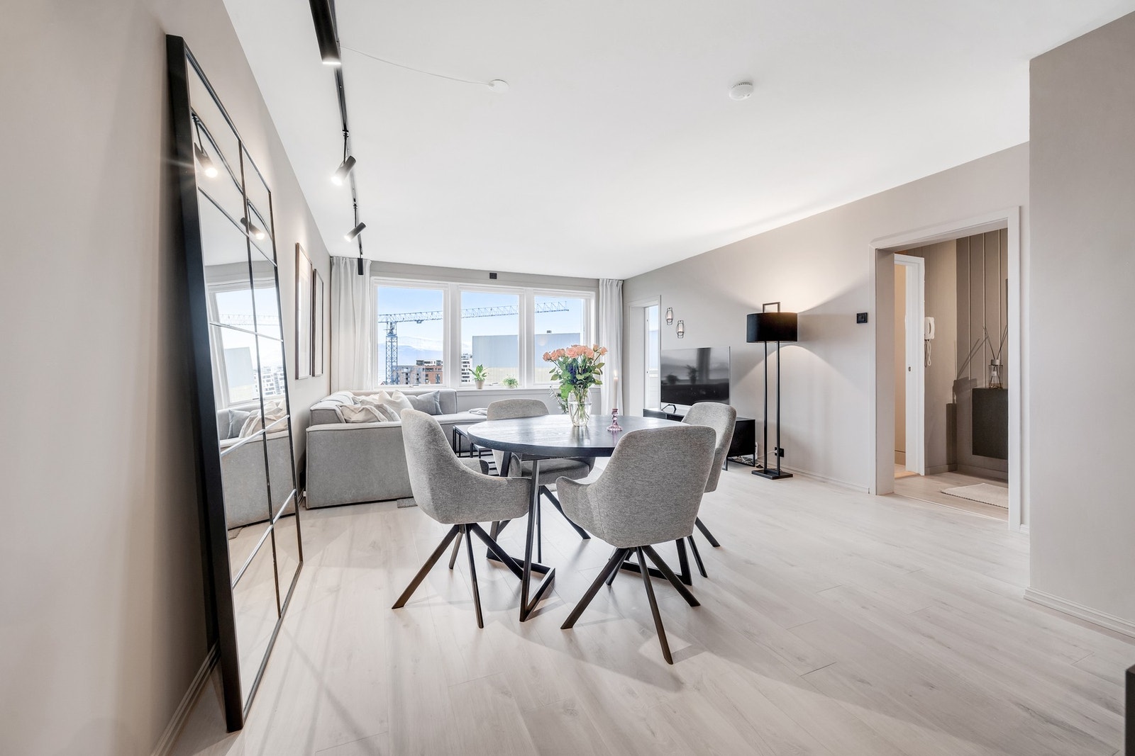 - Stuen er malt i tidsriktige og lune farger som gir god trivsel. Galleribilde