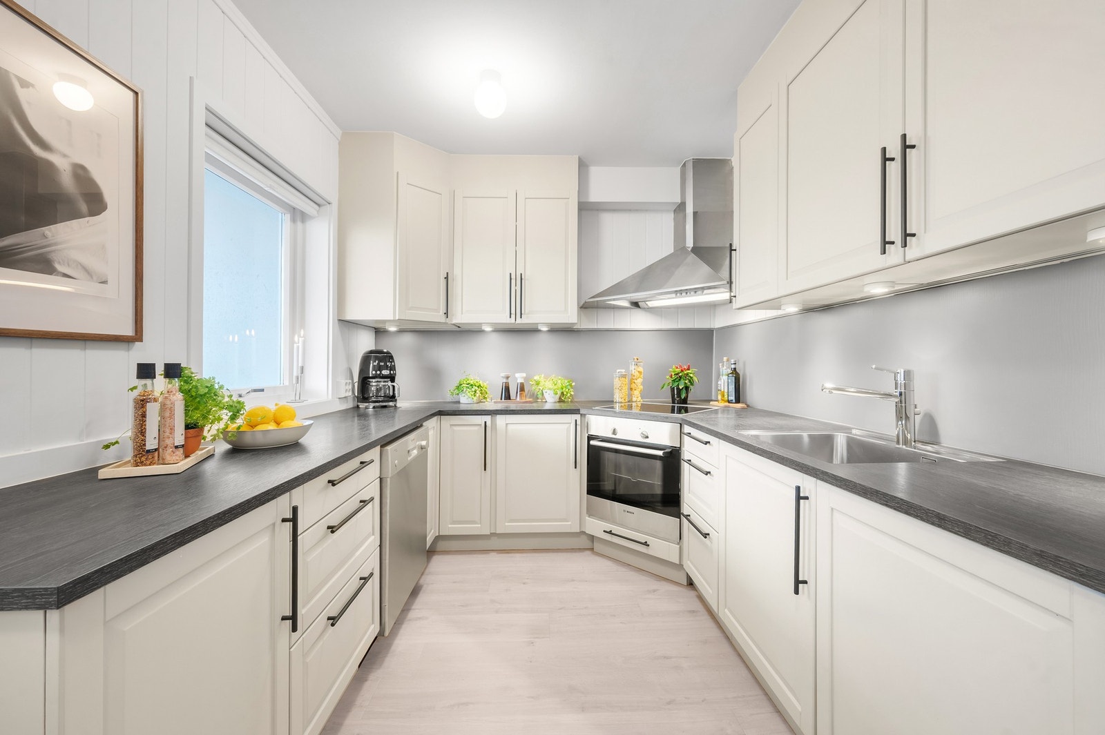 - Pent kjøkken med god skap- og benkeplass, her ligger alt tilrette for kokken i huset. Galleribilde