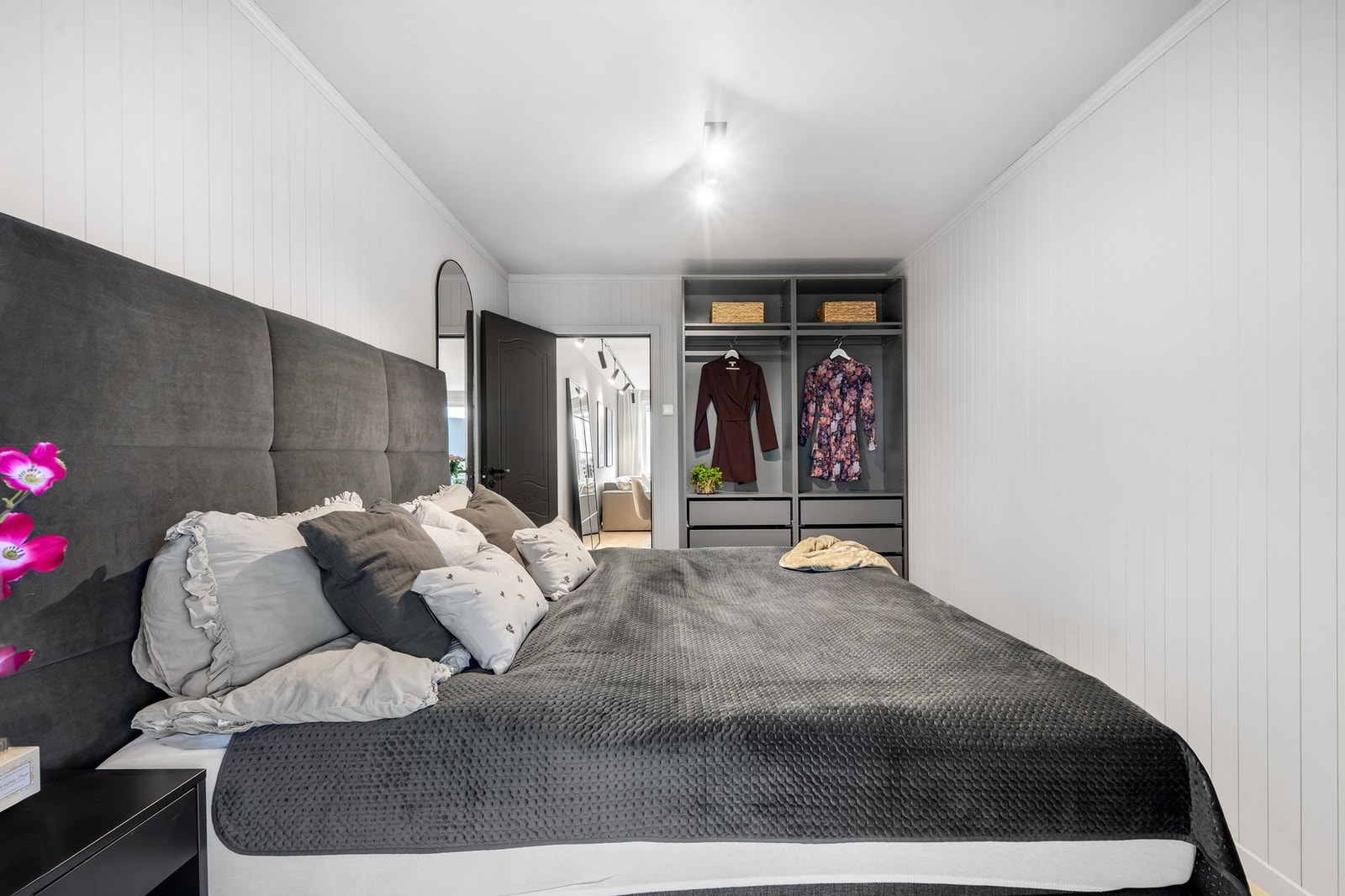 - Lekkert hovedsoverom med god plass til dobbelseng og garderobe. Galleribilde