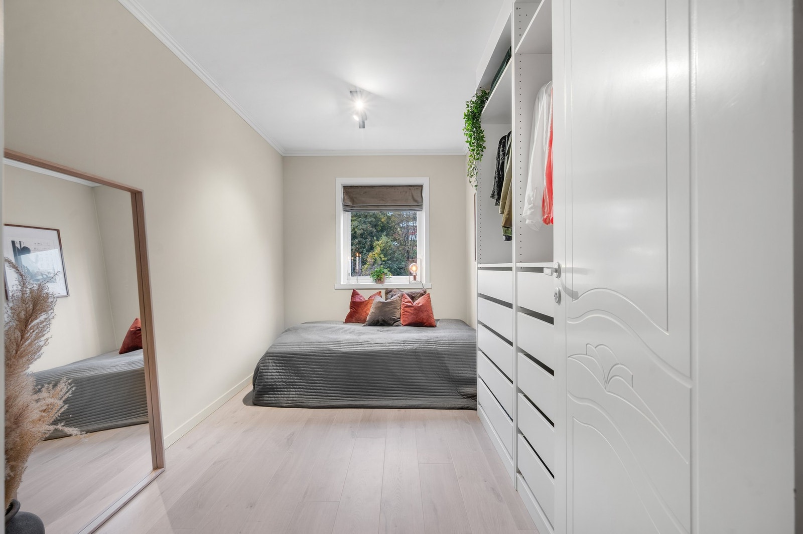 - Soverom II er idag benyttet som gjesterom og har tilhørende praktisk garderobe. Galleribilde