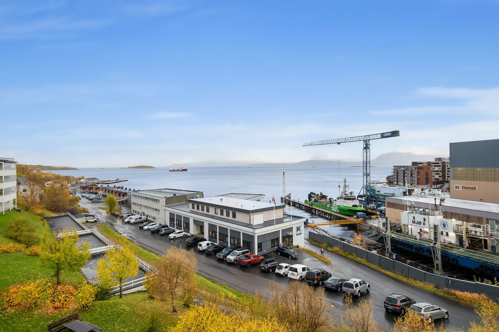 .... nyte utsikten utover Vågsfjorden. Galleribilde