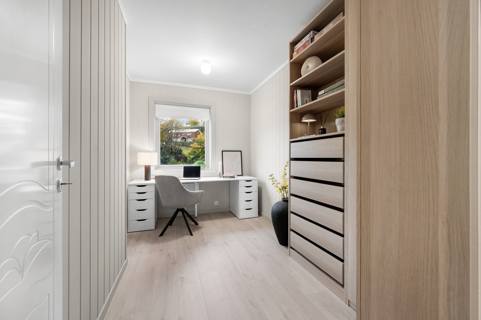 - Soverom III er idag benyttet som kontor, her inne er det også god plass til oppbevaring. Galleribilde