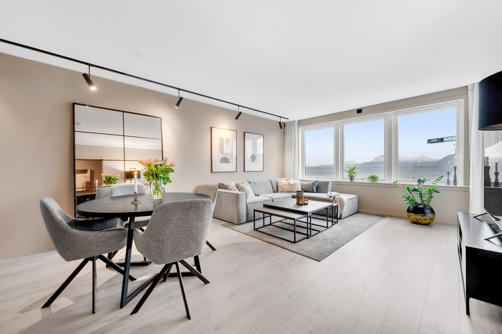 - Det er satt inn moderne spottskinner i tak og store vinduer som gir flott belysning! Galleribilde