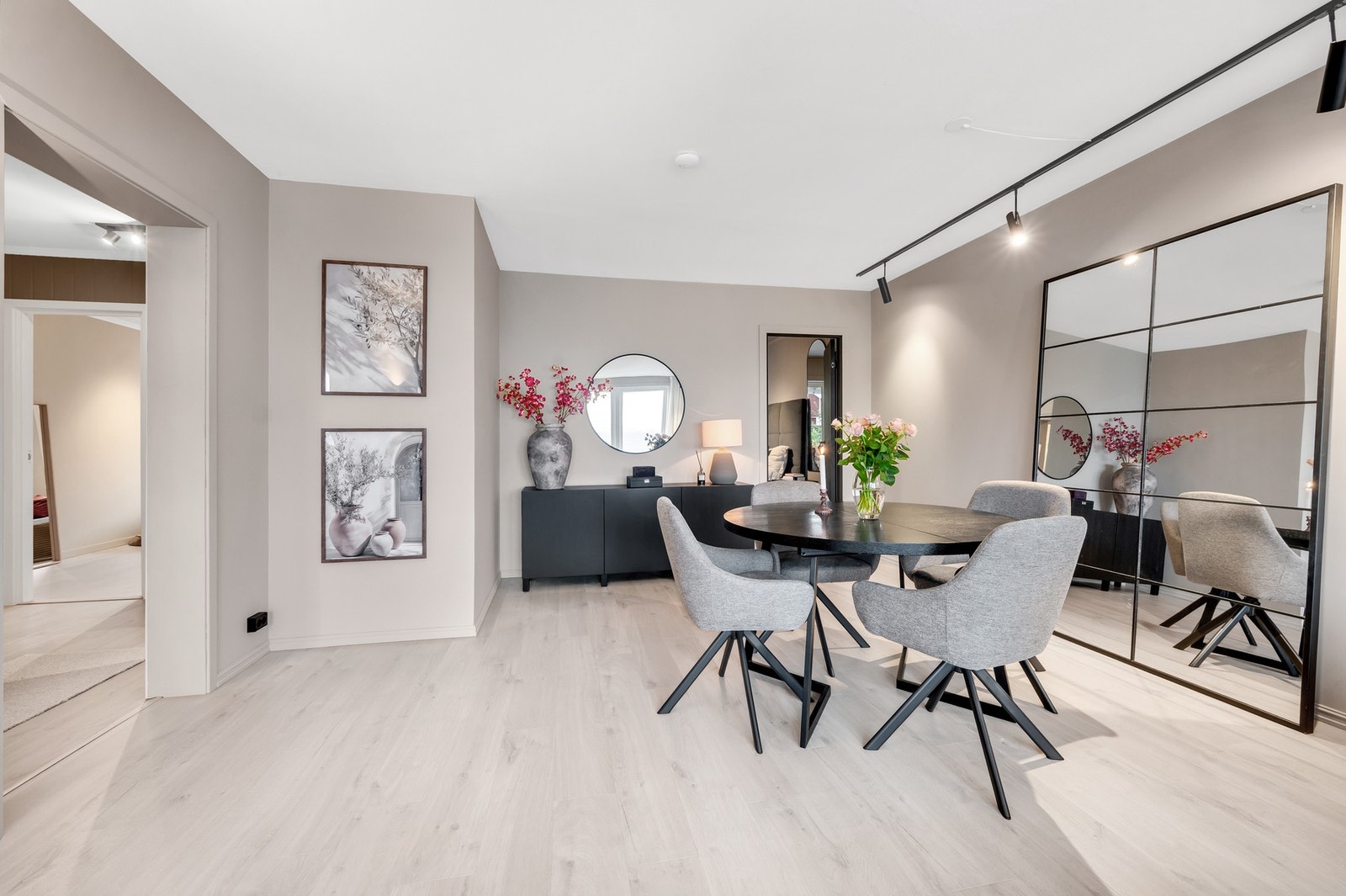 - Du vil legge merke til at leiligheten har god planløsning med bla. 3 soverom, stue, kjøkken og bad. I tillegg er det 2 uteplasser, en balkong på hver side. Galleribilde