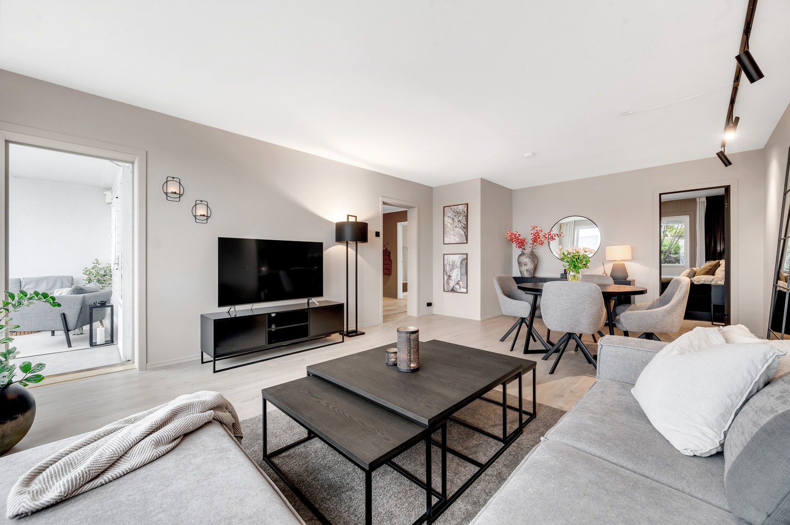 - Leiligheten er pent oppgradert i nyere tid med bla. varme i gulv, stilrene overflater i behagelige fargetoner. Galleribilde