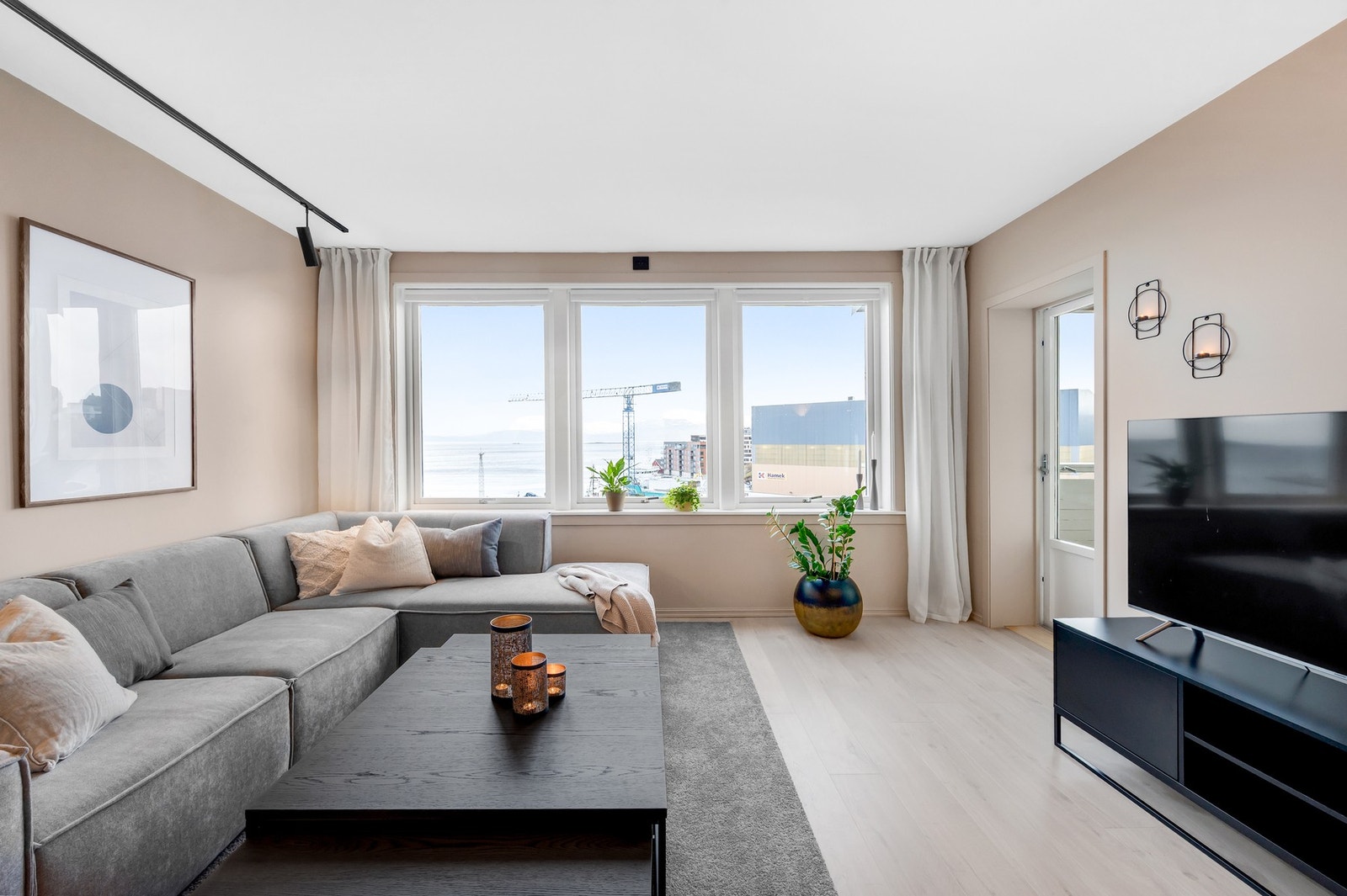 - Stuen byr på fine møbleringsmuligheter og har utgang til denne.... Galleribilde