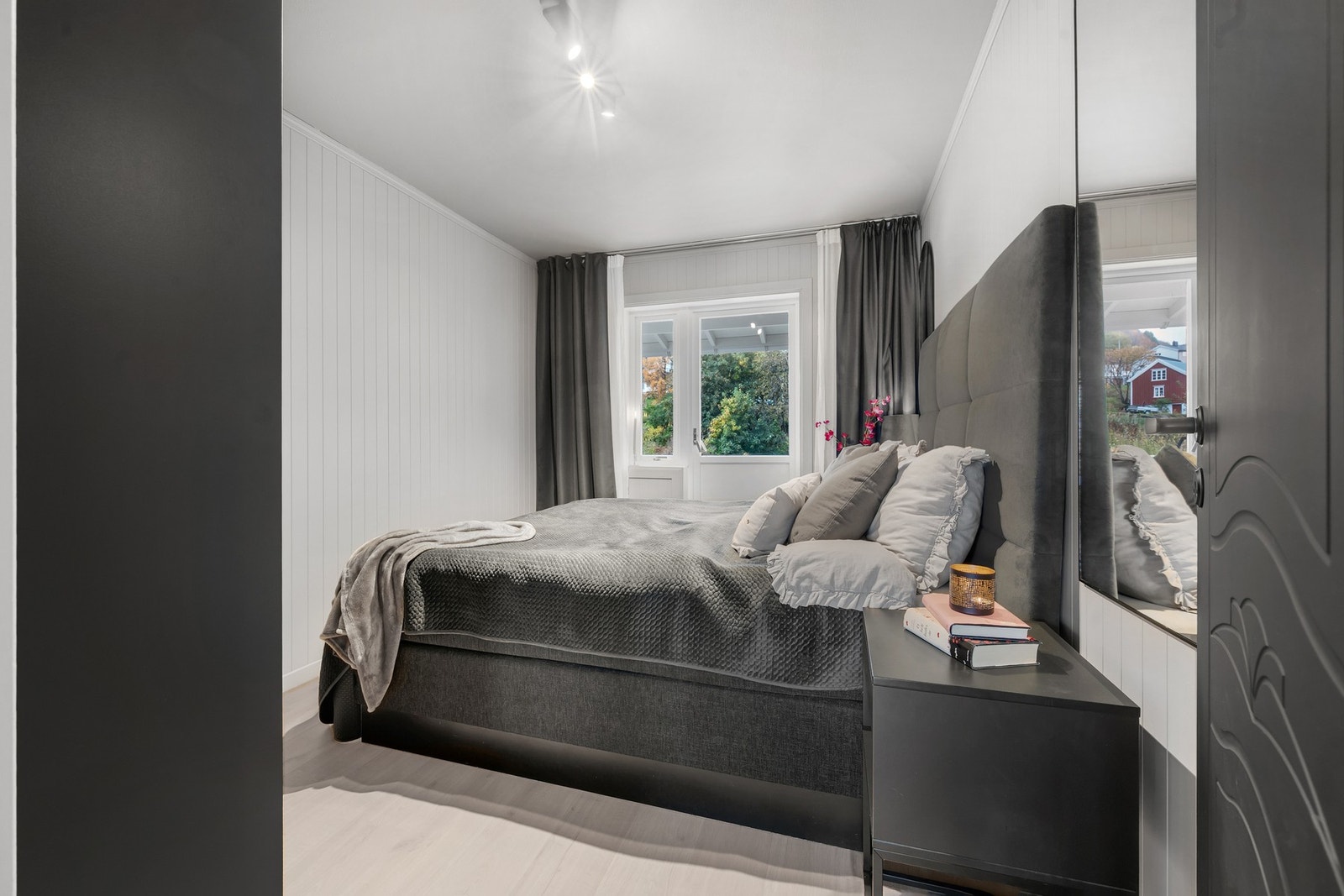 - Fra hovedsoverommet er det utgang til en fin veranda hvor du nyter ettermiddagssola. Galleribilde