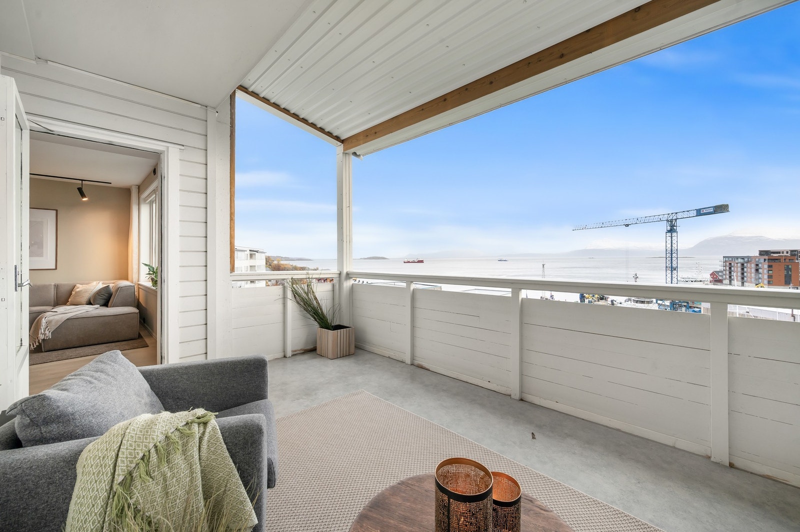 .... romslige verandaen hvor du kan sitte ute under tak året rundt og samtidig.... Galleribilde