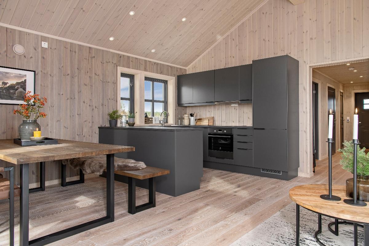 Fondvegg med børstet panel i fargen Svaberg. Resten av vegger og tak beiset i fargen Himmelgrå. Galleribilde