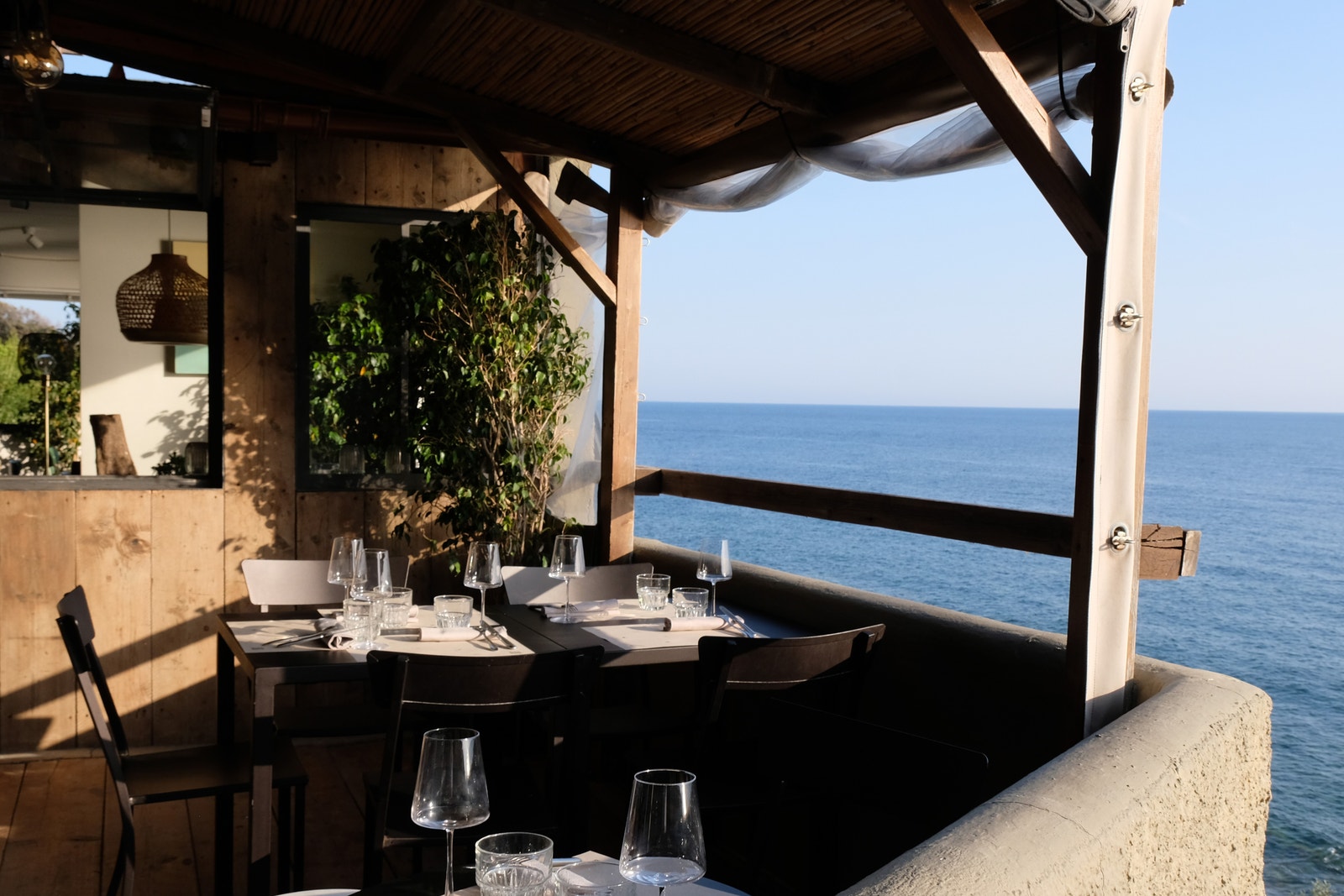 Quercianella og flere restauranter langs sjøsiden, men og inne i sentrum. Galleribilde