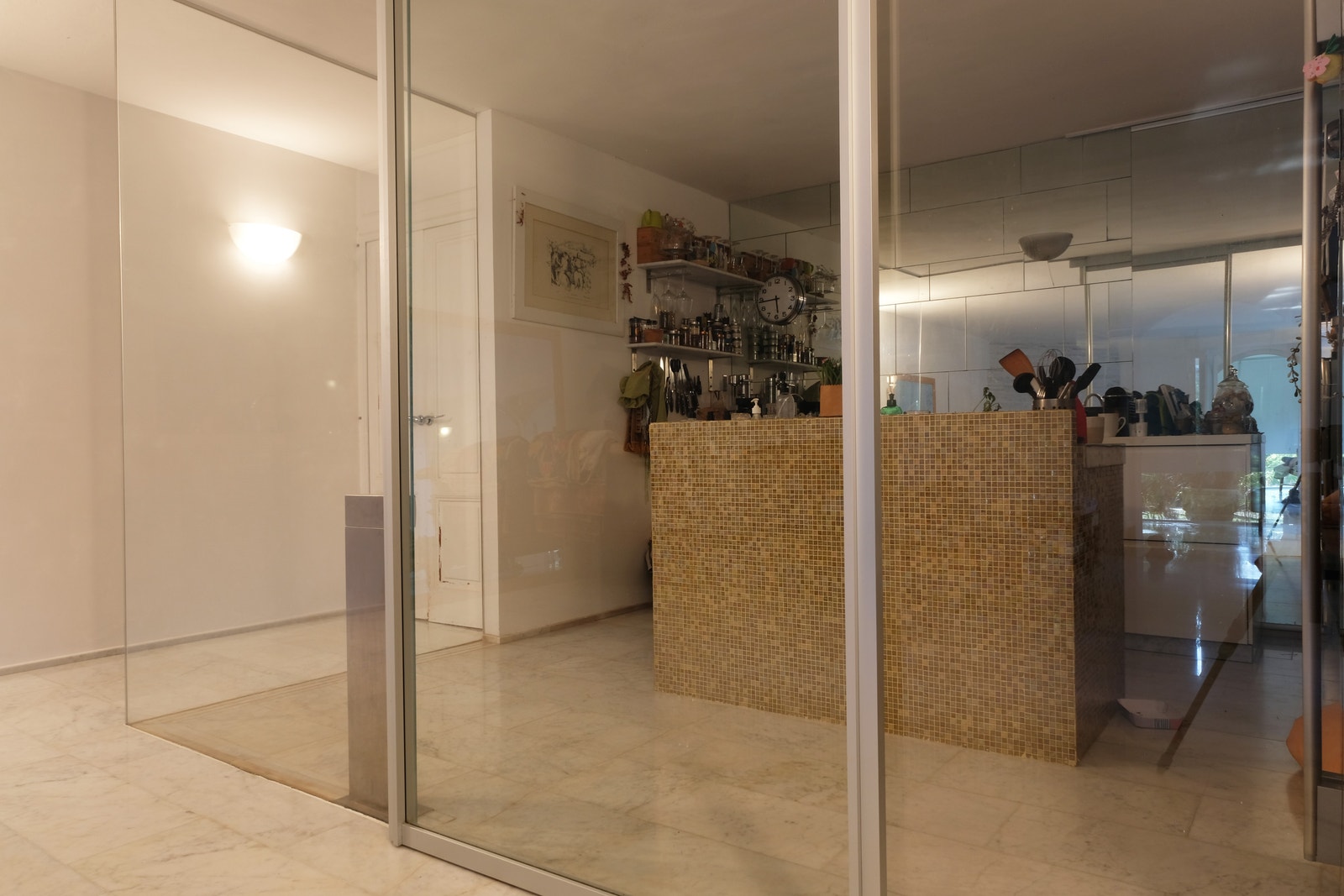 Det er 2 kjøkken i bolig og et kjøkken i hagestue. Galleribilde