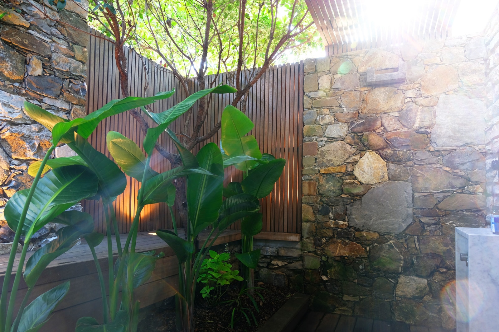 Flere foto vil komme. Det er så utrolig mange vakre detaljer her.
Tenk deg å dusje her, for alle sansers glede. Galleribilde