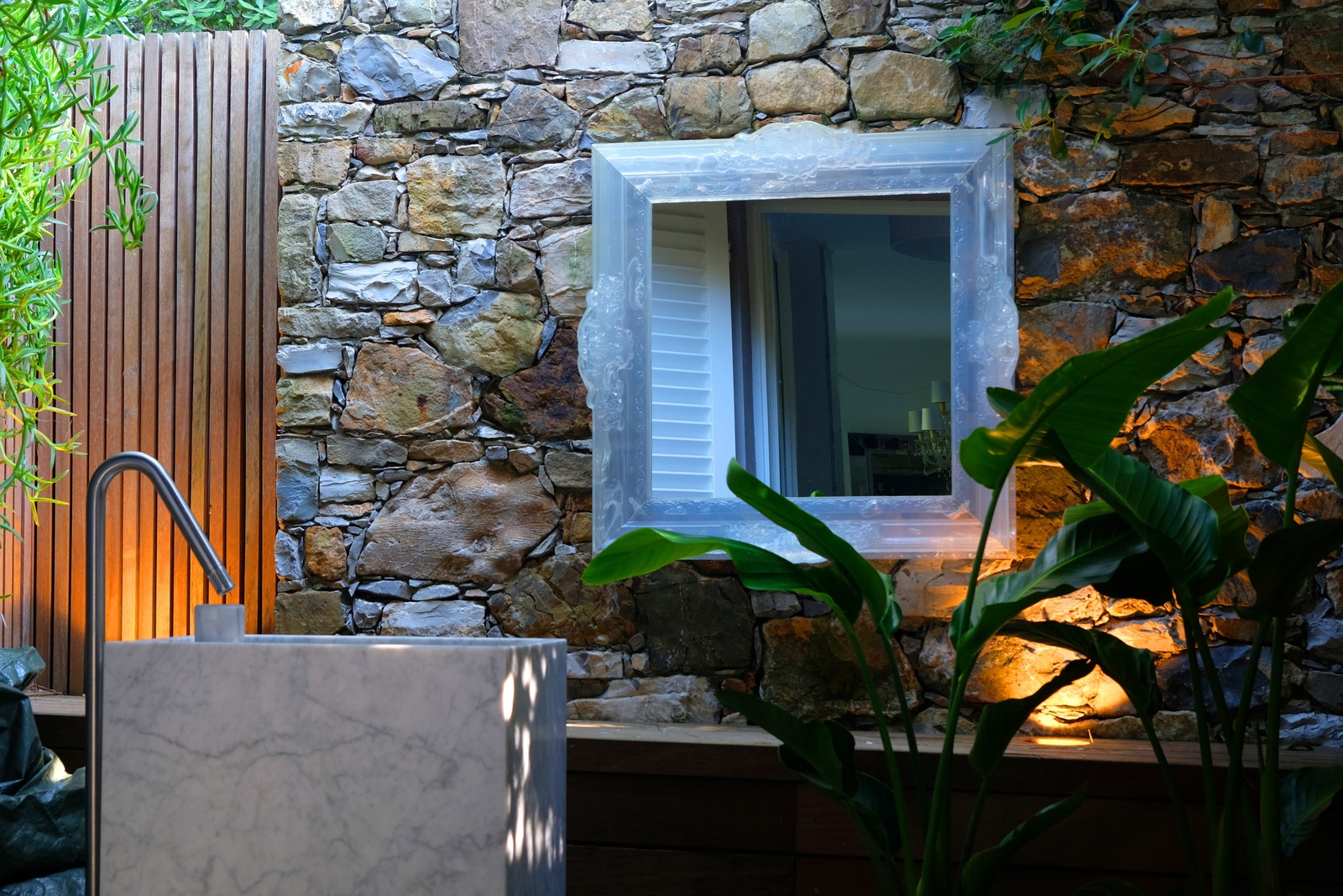 Er det ikke vakkert?
Utedusj integreres til rommet. Galleribilde