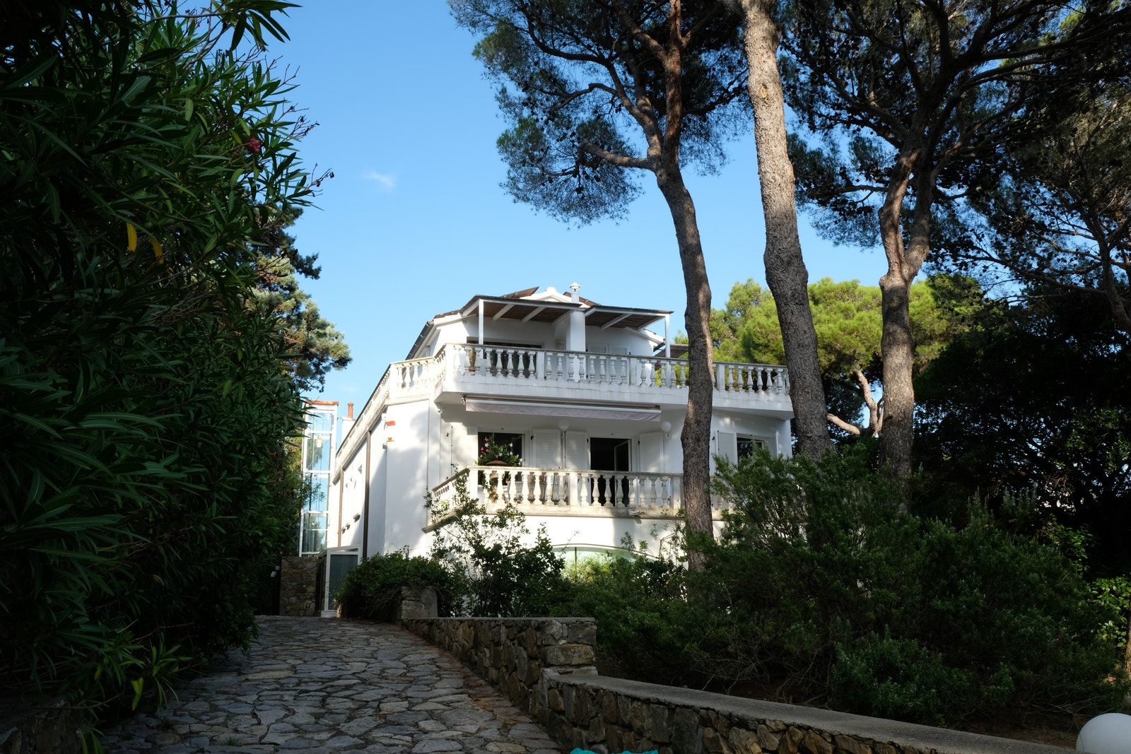 Inngangsparti til eiendom. Galleribilde